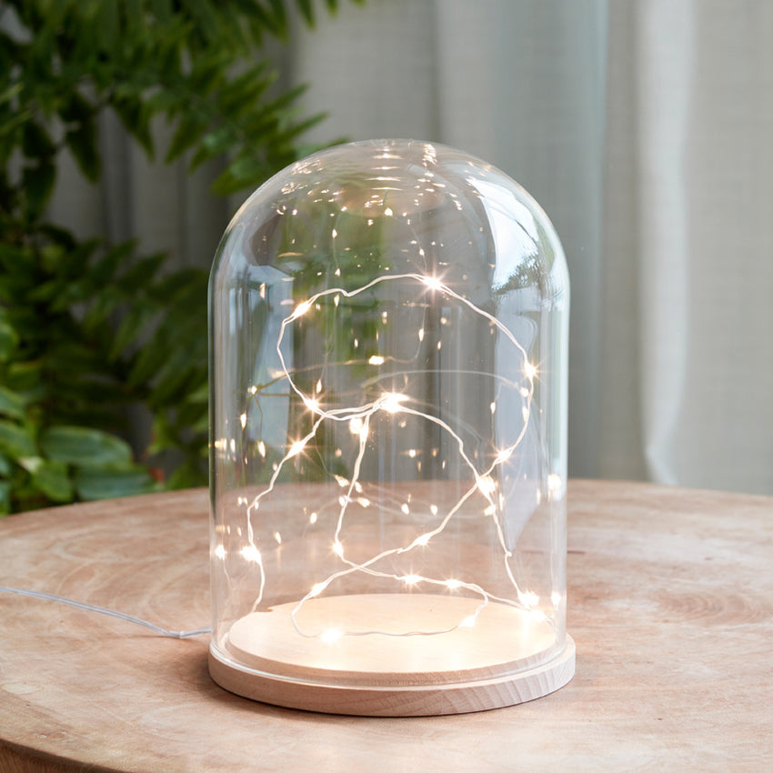 Glasglocke mit Micro Lichterkette auf Beistelltisch