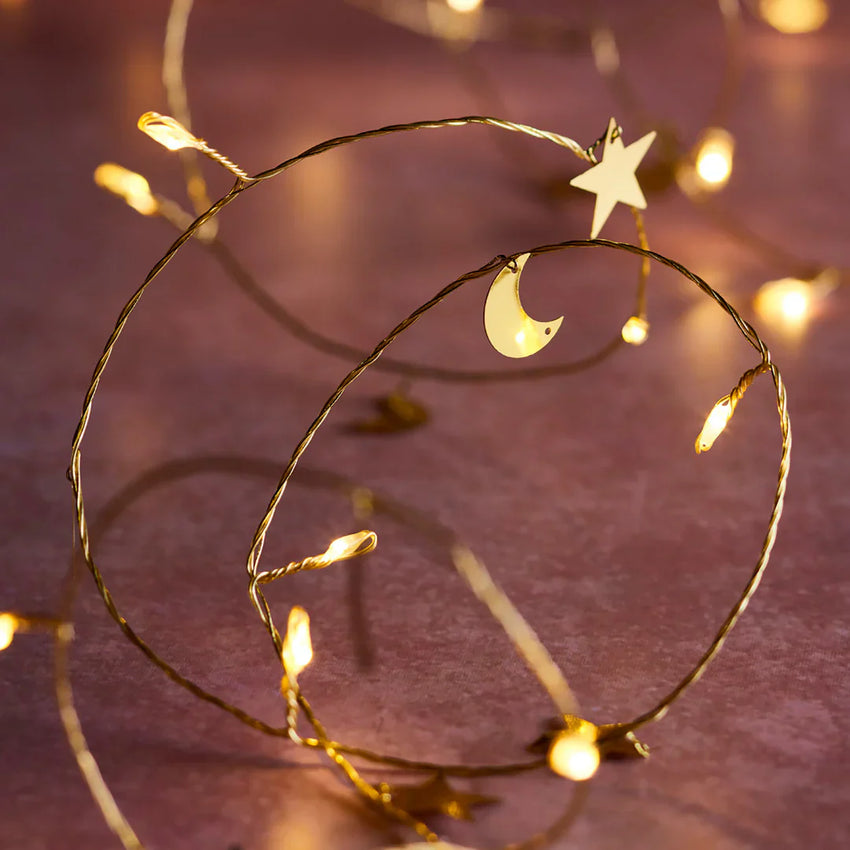 Warmweiße Micro Lichterkette auf einem Holztisch