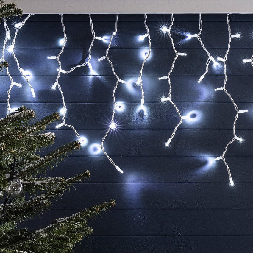 Pro Connect koppelbare Eiszapfen-Lichterkette mit kaltweißen LEDs an einer dunklen Außenwand