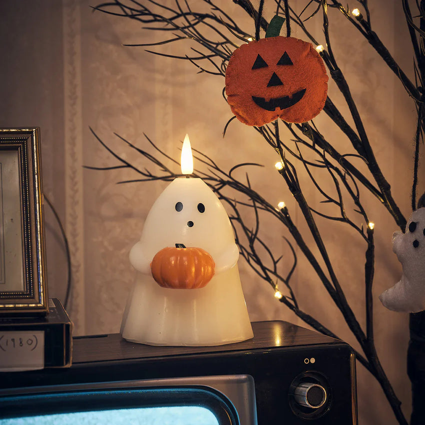 Saisonale Halloween-Dekoration mit leuchtender Geisterkerze und Kürbisanhänger