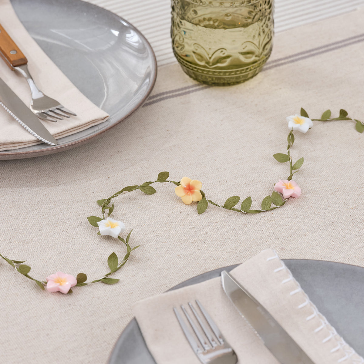 Mikro LED-Lichterkette mit Feldblumen auf Ostertisch