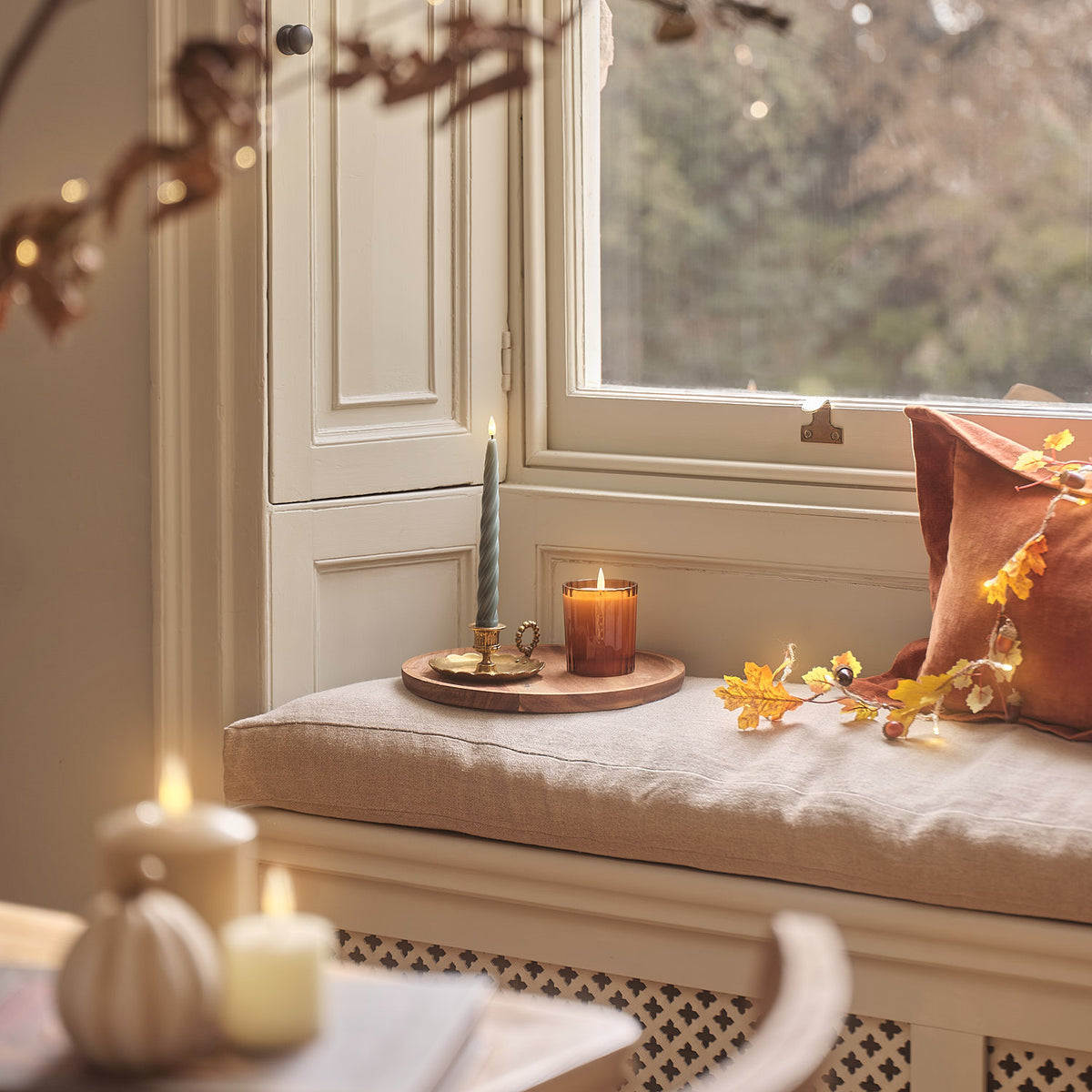 1,8 m LED-Herbstgirlande mit Eichenlaub & Eicheln in Warmweiß, Grün/Orange auf Fensterbank