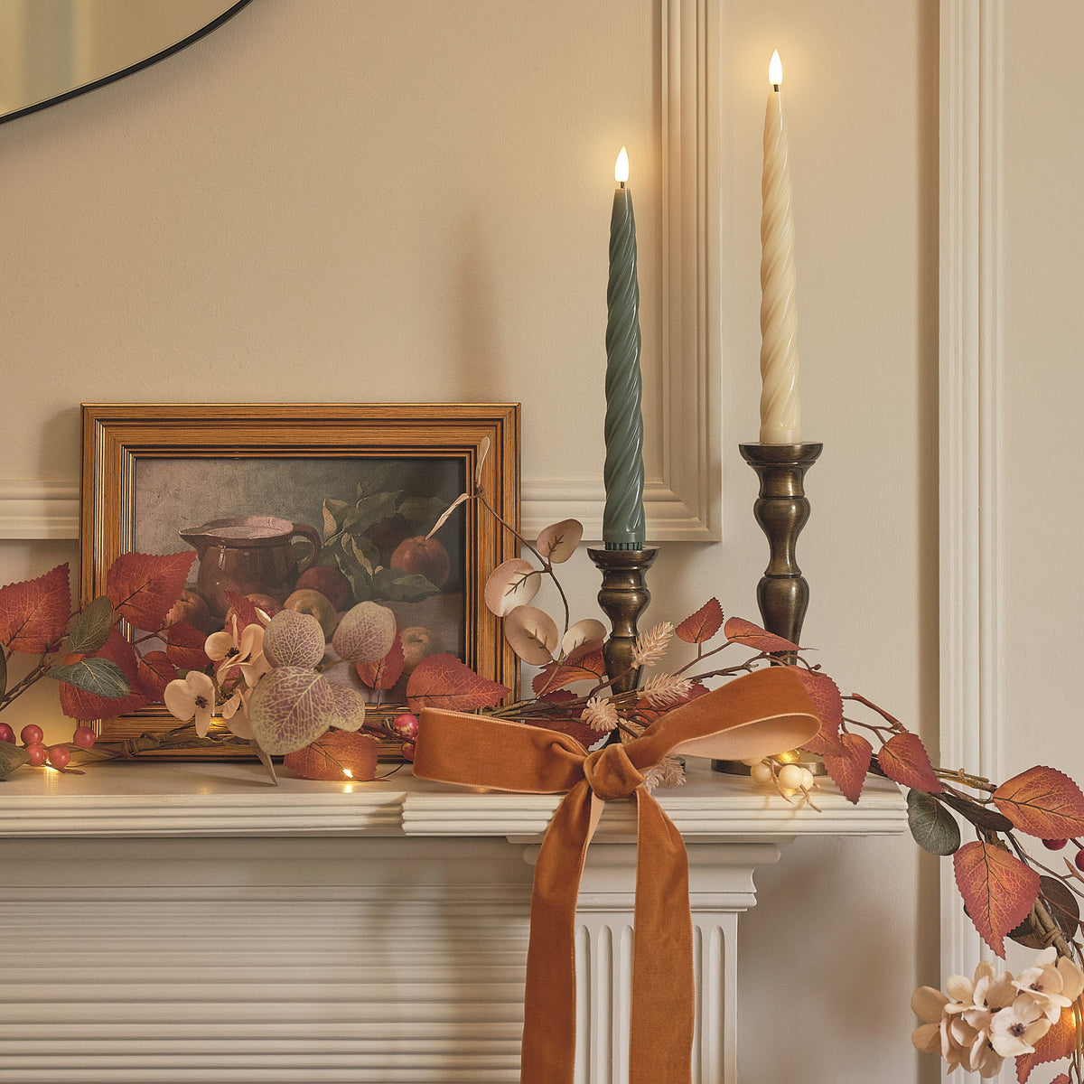 1,5 m LED-Herbstgirlande mit 20 warmweißen LEDs & Timer in Braun & Grün auf Kaminsims