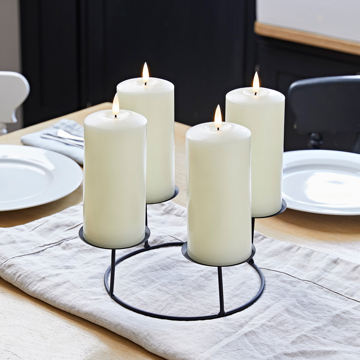 Beleuchteter Weihnachtskranz mit TruGlow® Kerzen, Tannenzapfen und weißen Beeren