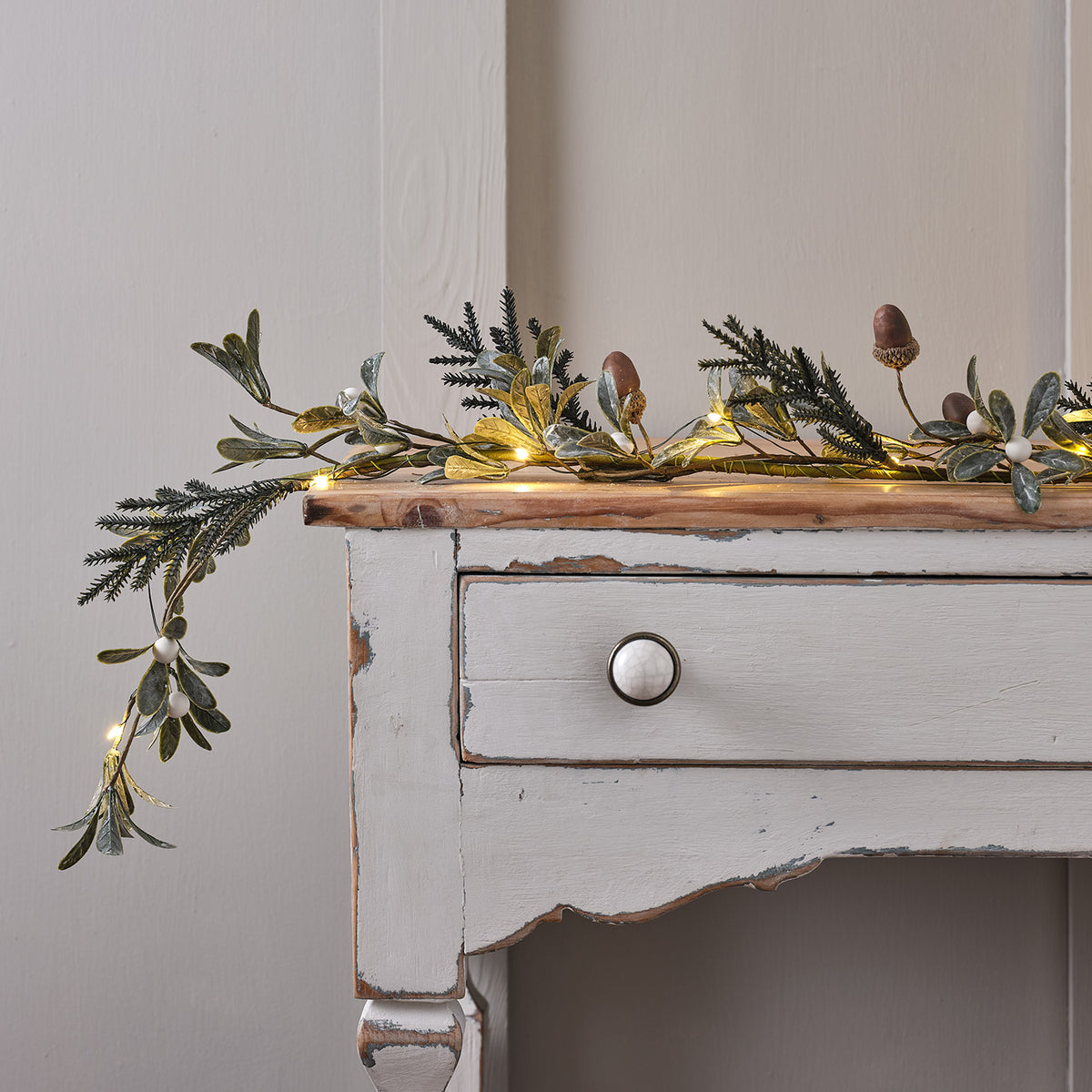 1,5m Weihnachtsgirlande Eicheln und weiße Beeren mit Micro Lichterkette