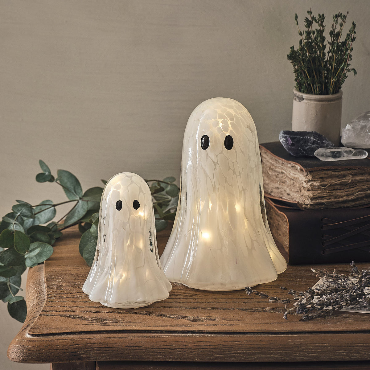 2er Set Gertie LED-Halloween-Geister aus Konfettiglas mit Timer beleuchtet