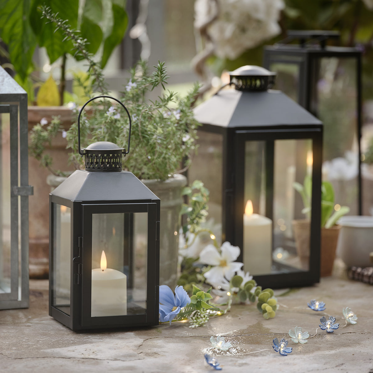 2er Set Metall-Laternen mit TruGlow® LED-Kerzen, Fernbedienung & Timer