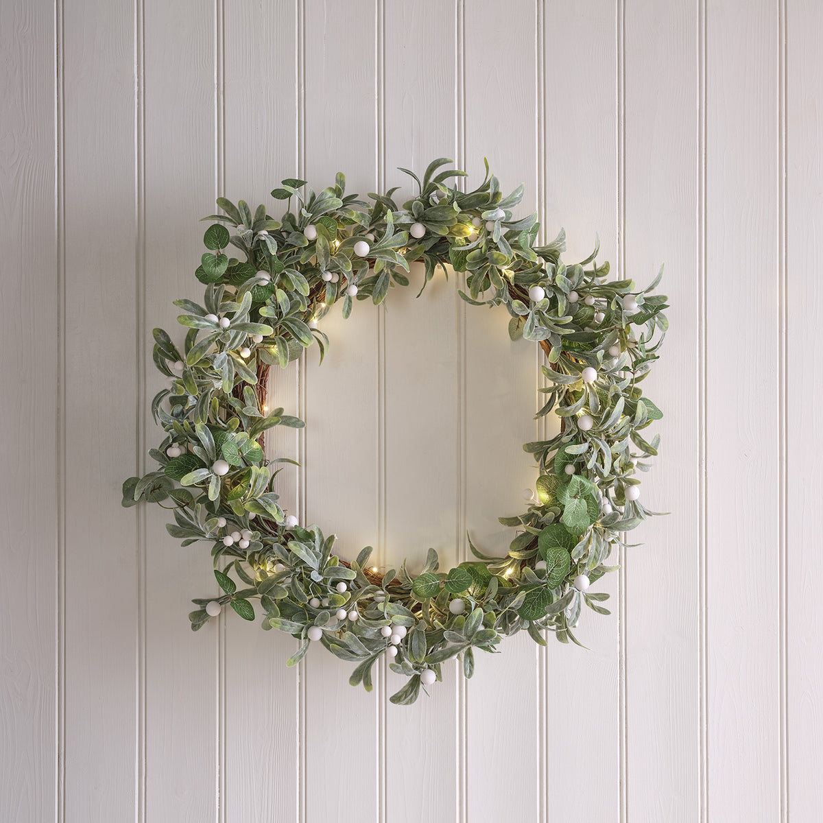 Weihnachtskranz und Weihnachtsgirlande Mistelzweige und Eukalyptus mit Beleuchtung