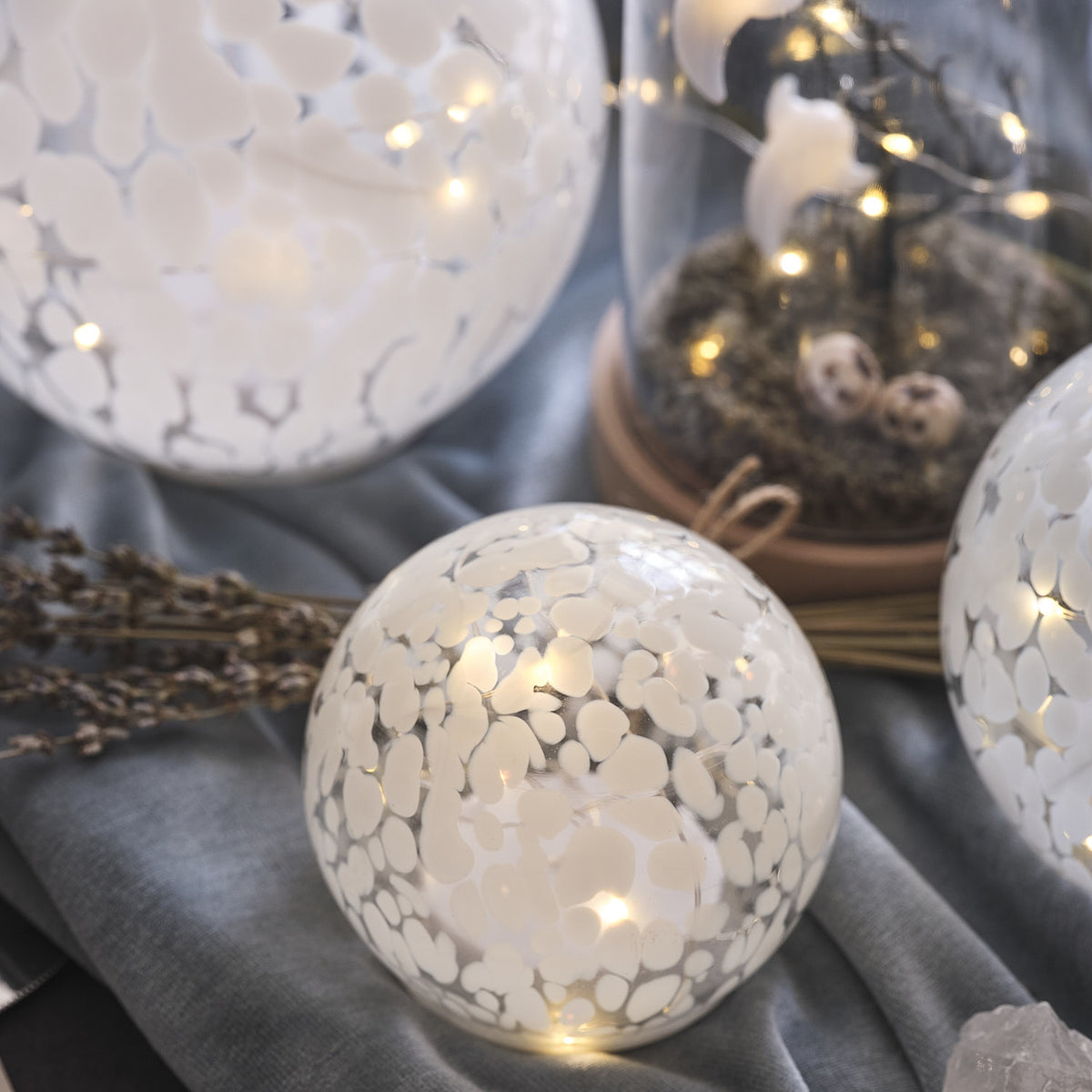 12,5cm LED-Glaskugel mit Timer in Konfetti-Glas im Set Nahaufnahme