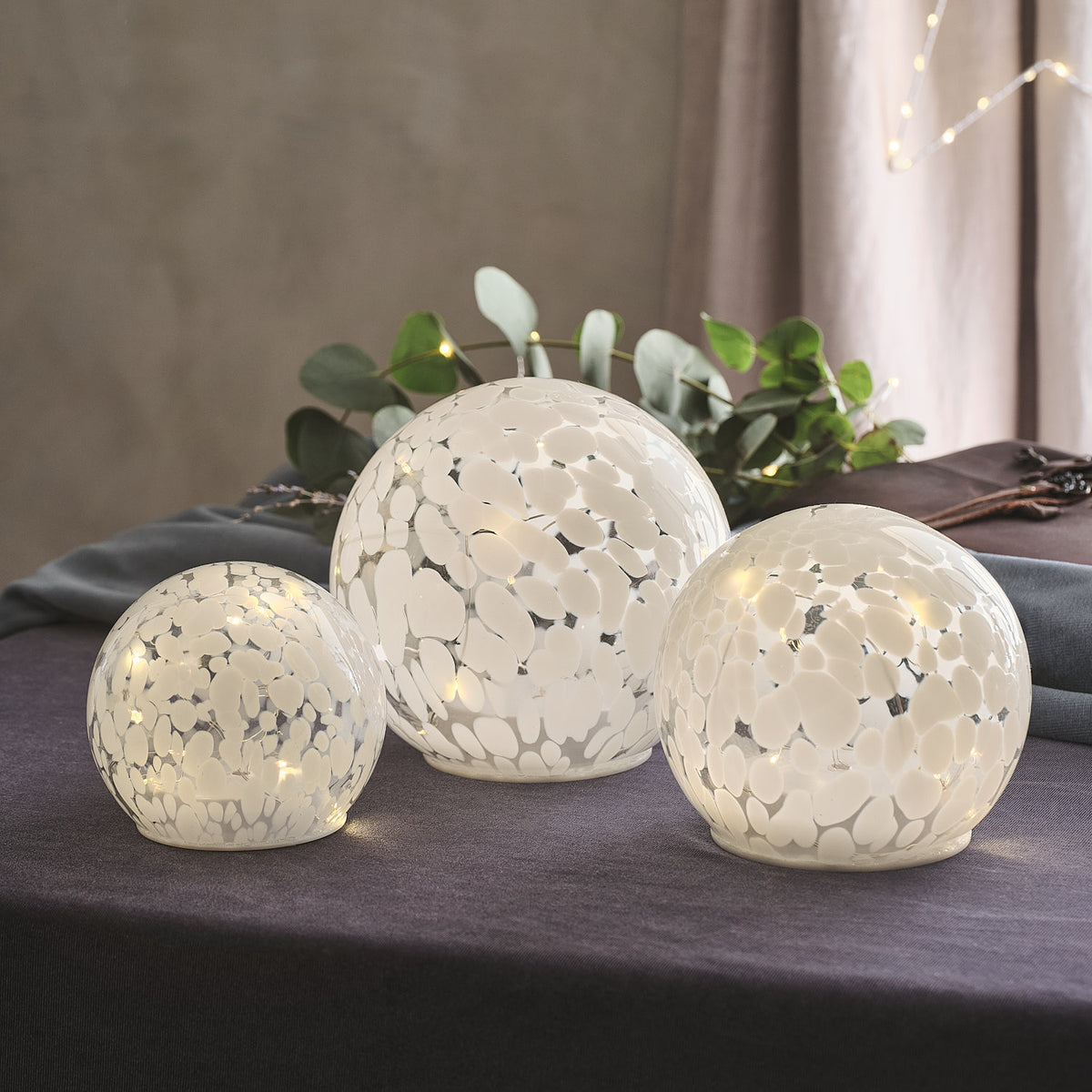 10 cm LED-Glaskugel mit Timer aus Konfettiglas im Set beleuchtet