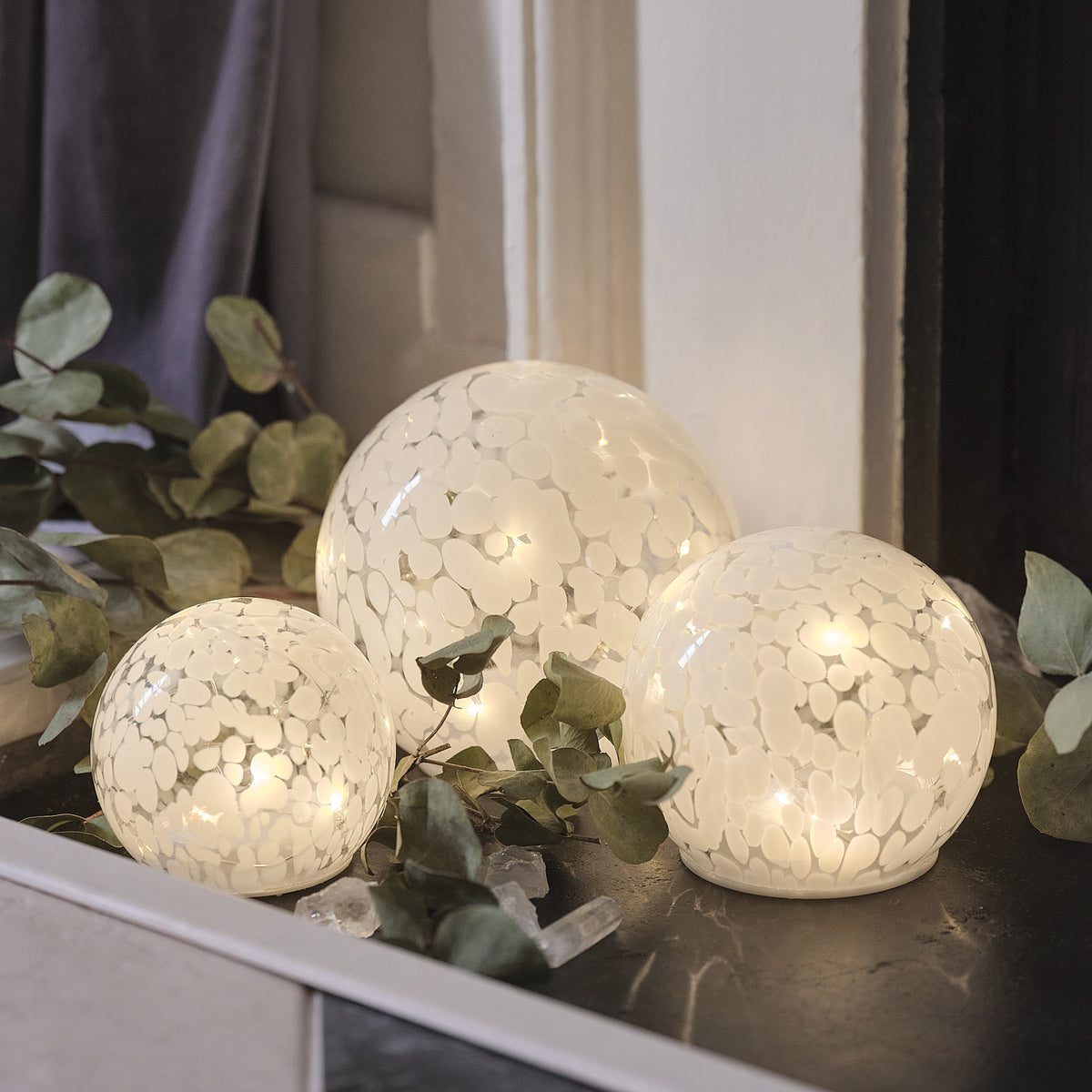 15 cm große LED-Glaskugel mit Timer aus Konfetti-Glas im 3er Set