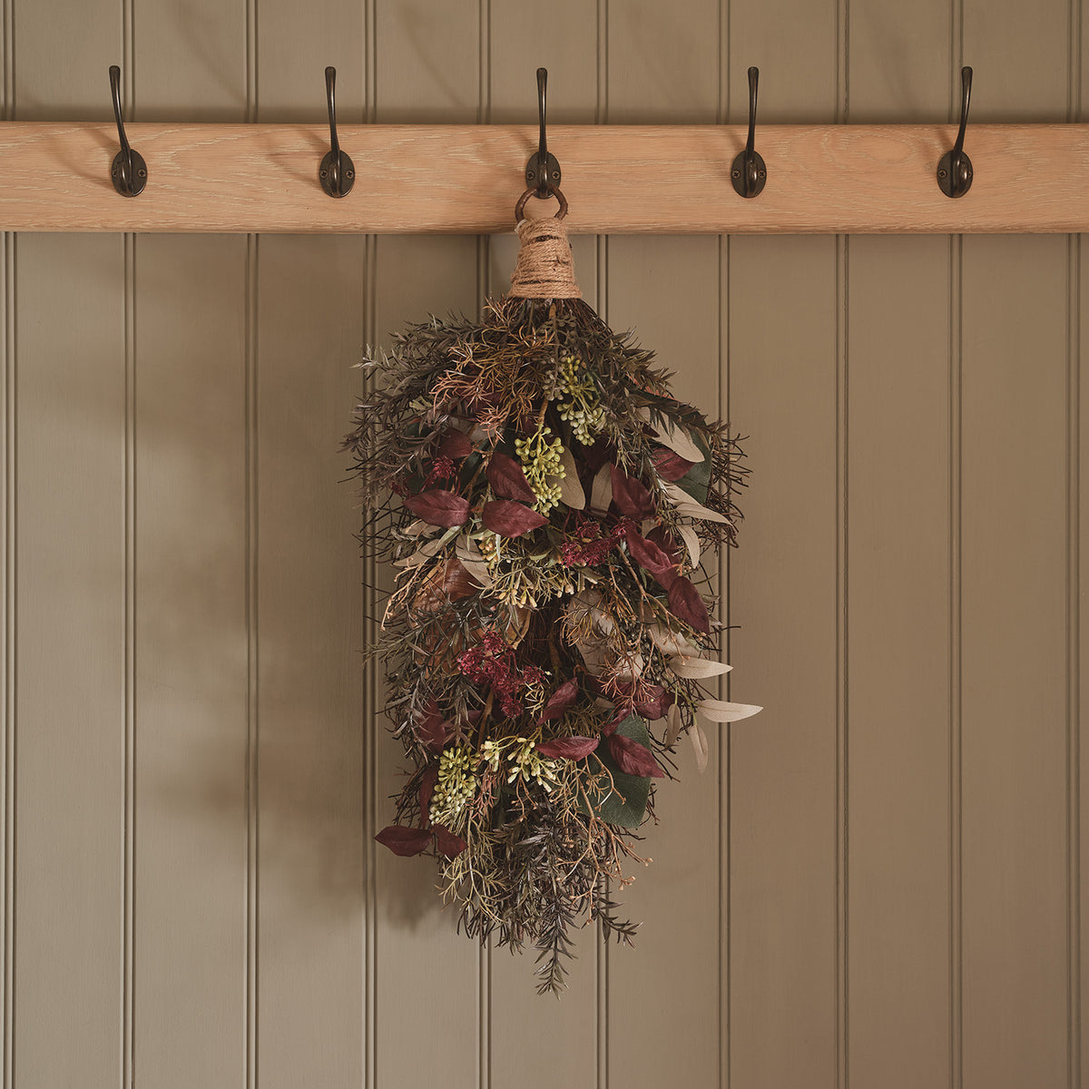 Herbst- und Winterzweig mit Beleuchtung