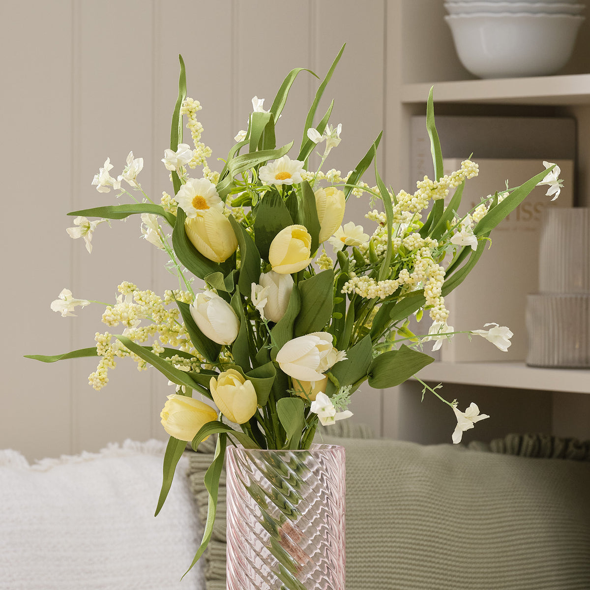 Künstlicher Tulpenstrauß mit Vase im Set in Buttergelb & Blush Pink
