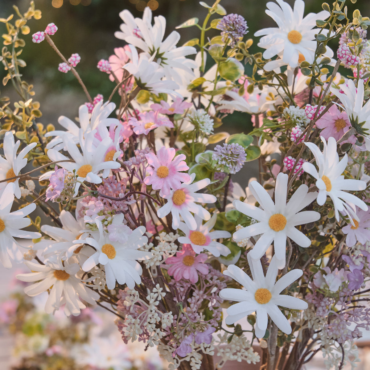 Künstlicher Frühlingsstrauß „Daisy Dreams“ mit pastellfarbenen Gänseblümchen 60cm