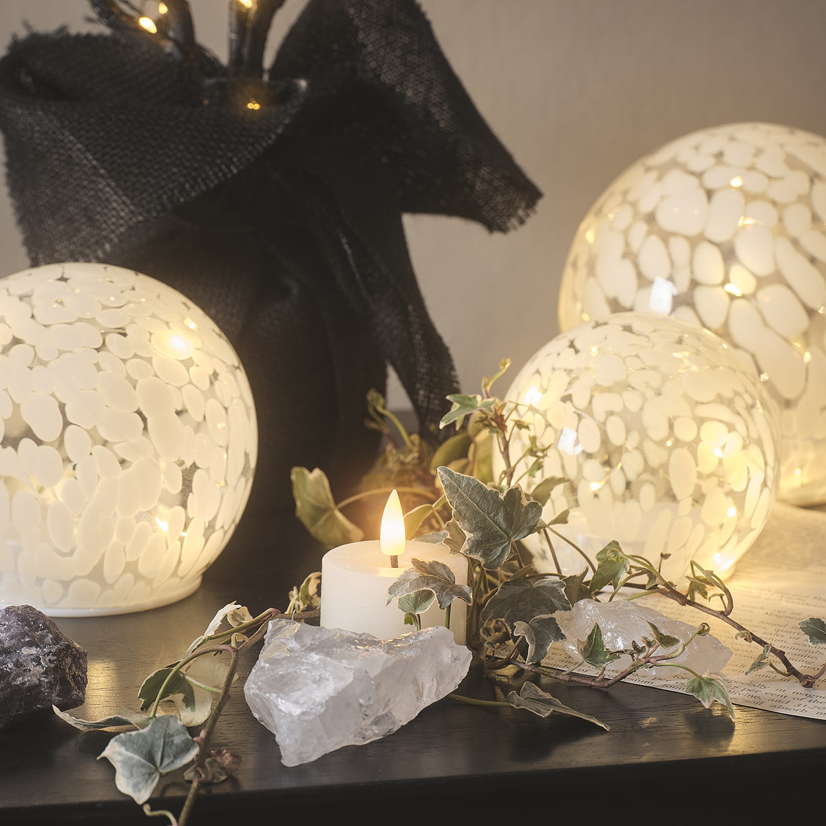 12,5cm LED-Glaskugel mit Timer in Konfetti-Glas im Set auf Tisch