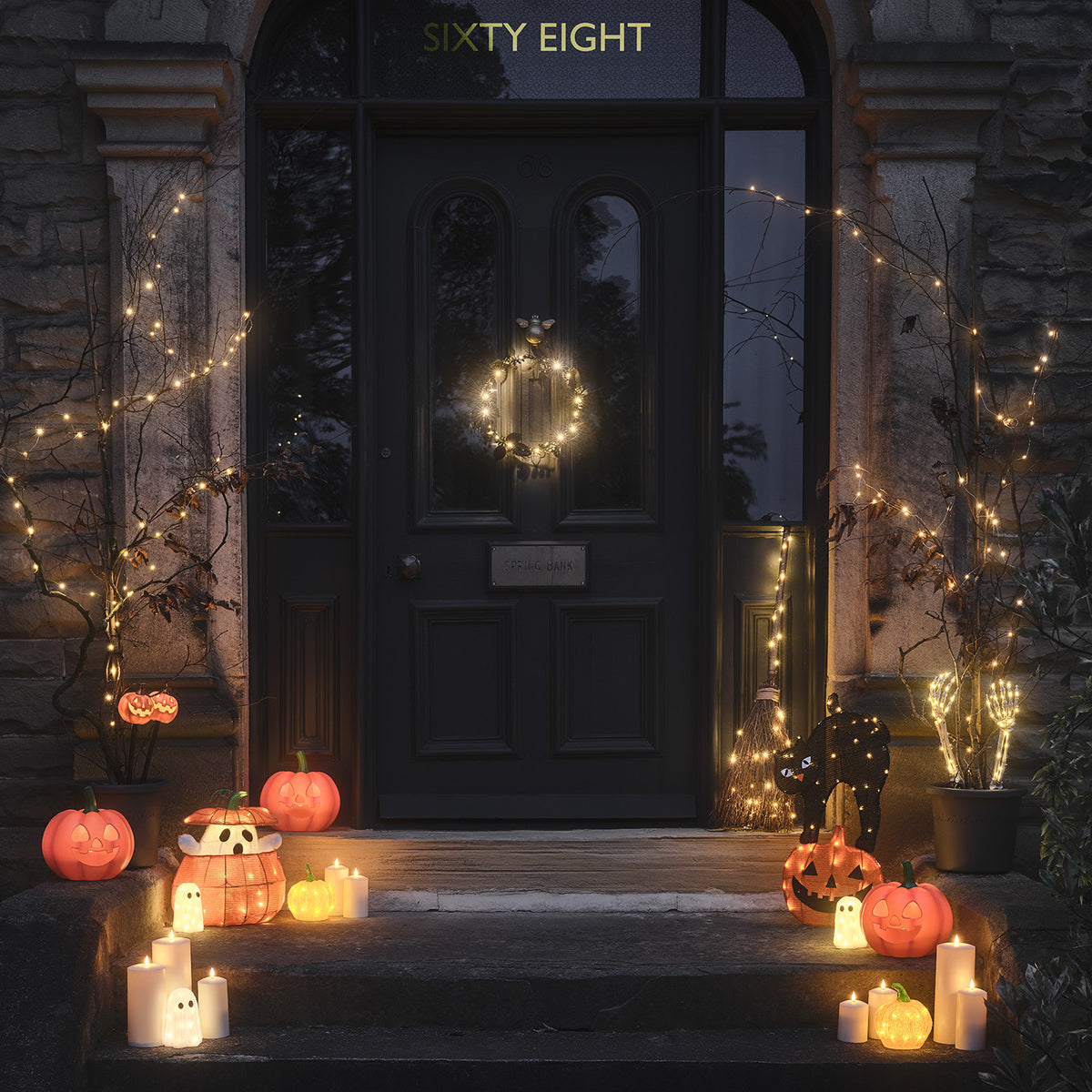 HA25013-_30cm_Halloweenkranz_schwarzes_Laub_mit_Beleuchtung_5