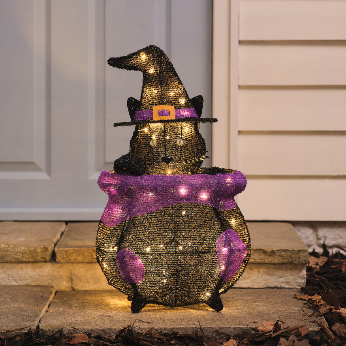 "Katze im Kessel" LED-Halloween-Figur für den Außenbereich herausschauend