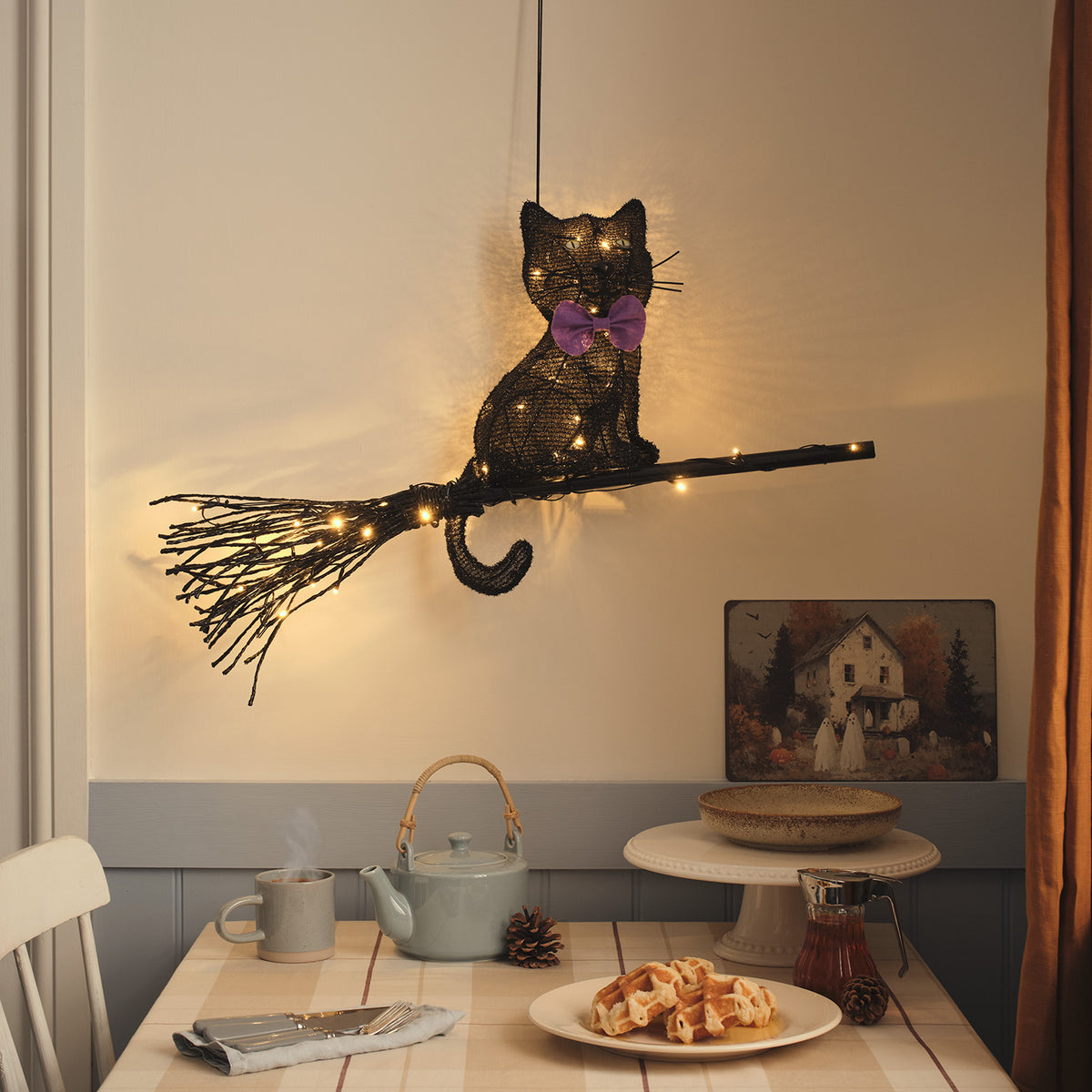LED-Halloween-Katze auf Besen mit Timer drinnen als Hängedeko