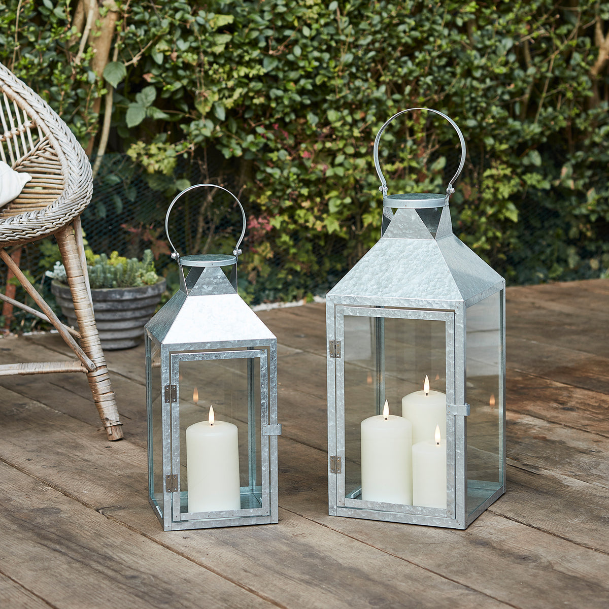 Große Hayle Outdoor Laterne aus verzinktem Stahl mit 3 TruGlow® Outdoor Kerzen
