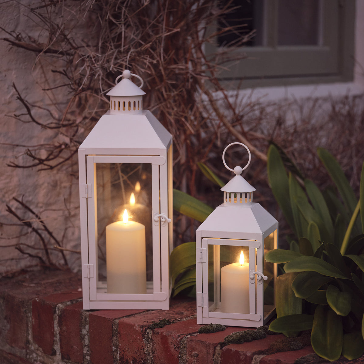 2er Set Perth Metall Laternen weiß mit TruGlow® Outdoor Kerzen mit Fernbedienung