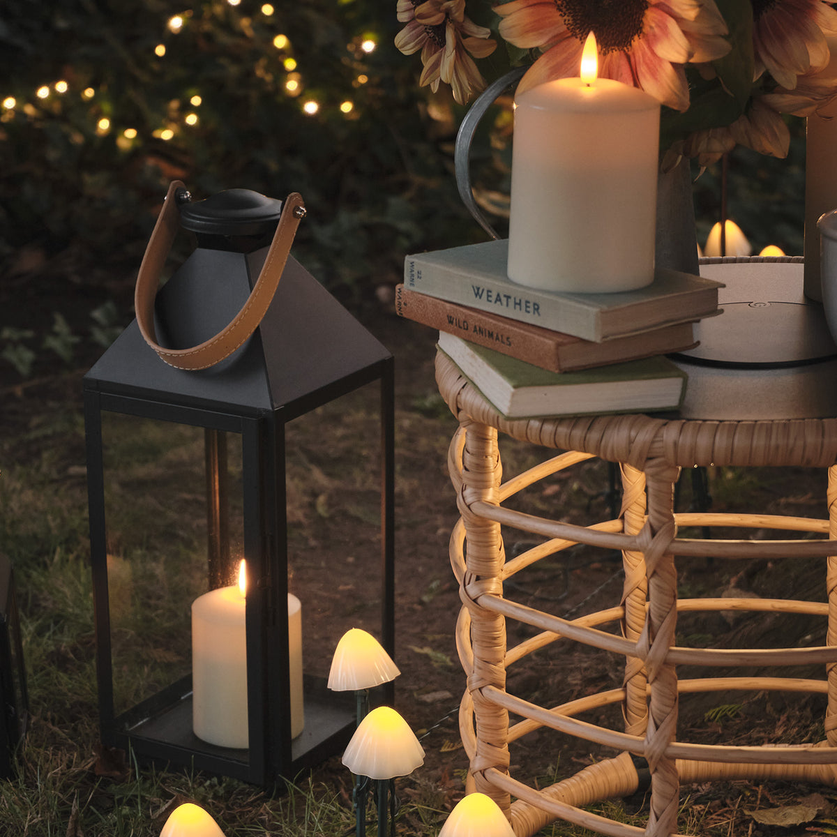 Schwarze "Brixham" TruGlow® LED-Laterne mit Ledergriff im Garten