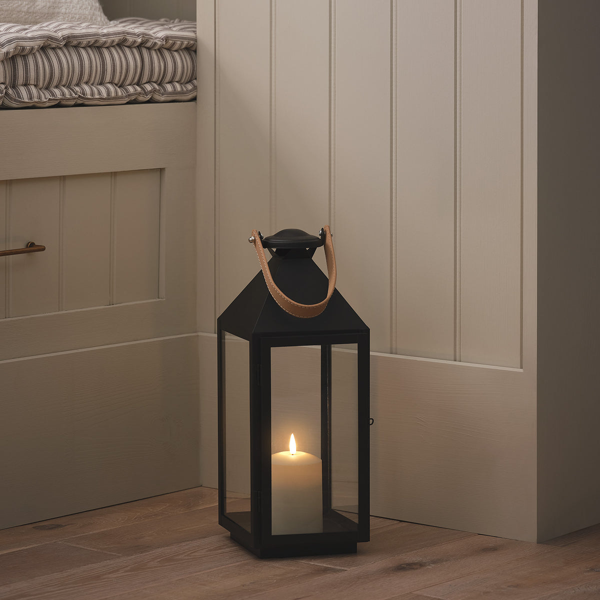 Schwarze "Brixham" TruGlow® LED-Laterne mit Ledergriff cozy