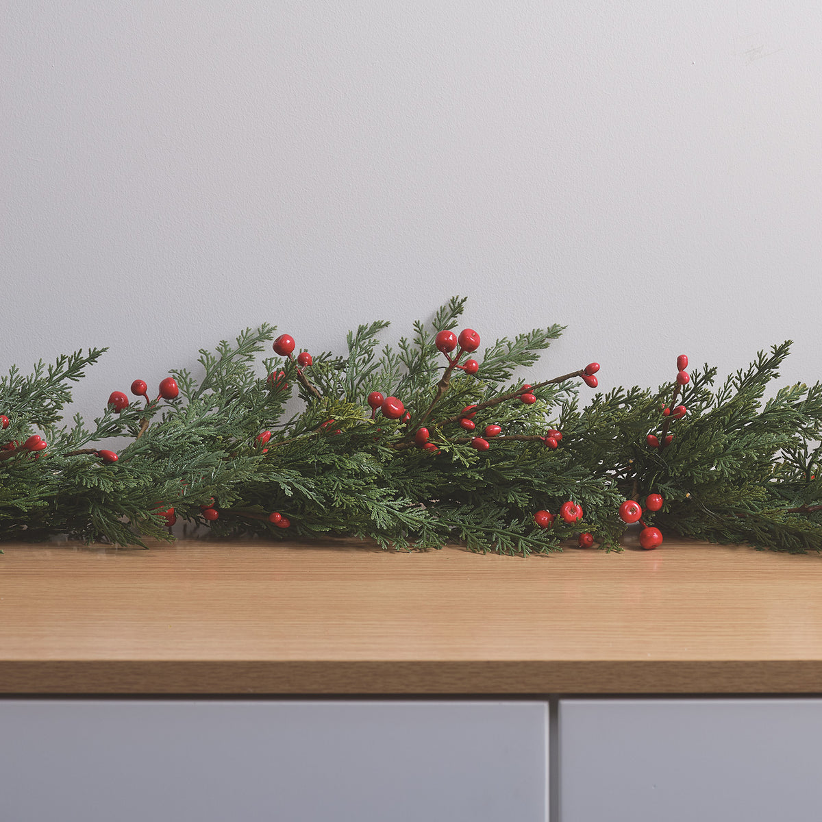Weihnachtsgirlande rote Beeren mit Beleuchtung