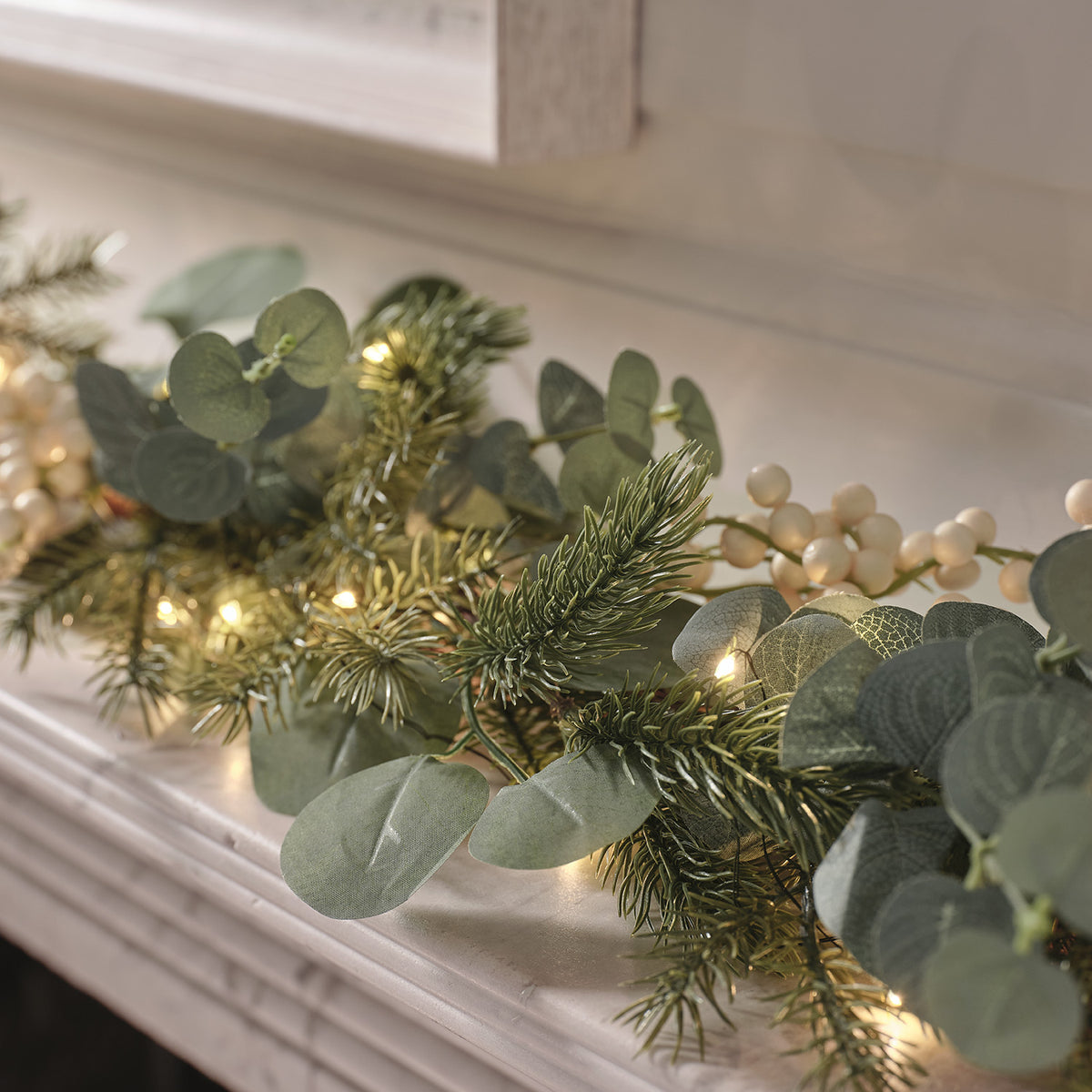 1,5m Weihnachtsgirlande Eukalyptus und weiße Beeren mit Beleuchtung