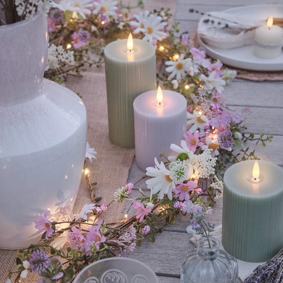 LED Blumengirlande mit pastellfarbenen Gänseblümchen