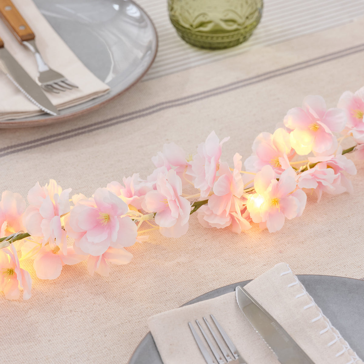 Batteriebetriebene LED-Blumengirlande mit Timer in Pastellrosa