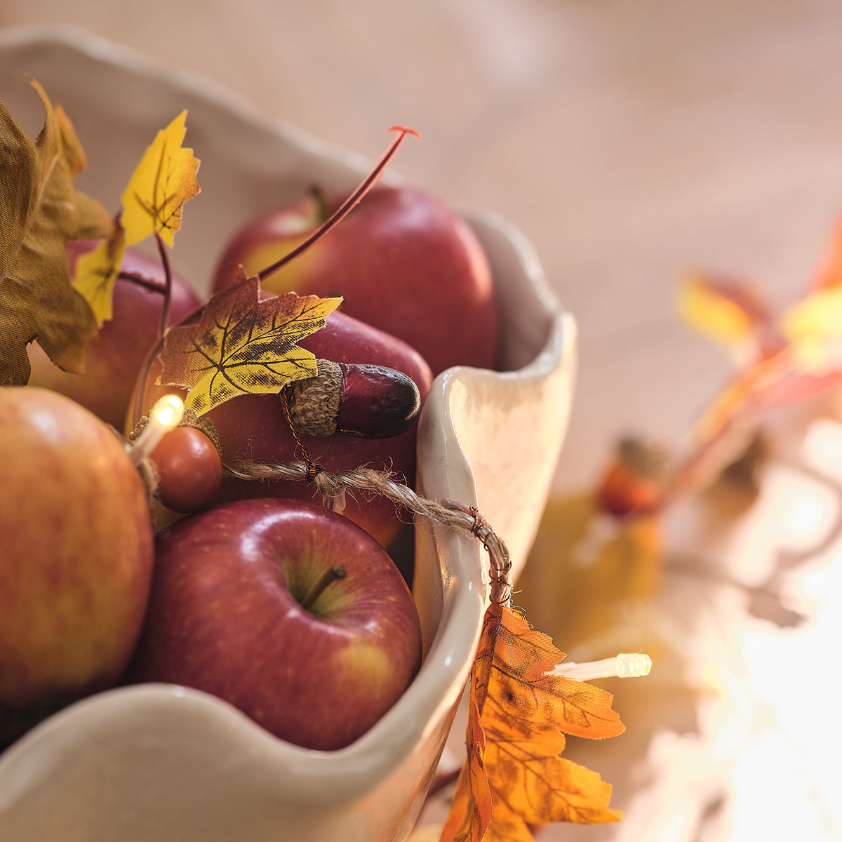 1,8 m LED-Herbstgirlande mit Eichenlaub & Eicheln in Warmweiß, Grün/Orange in Obstkorb