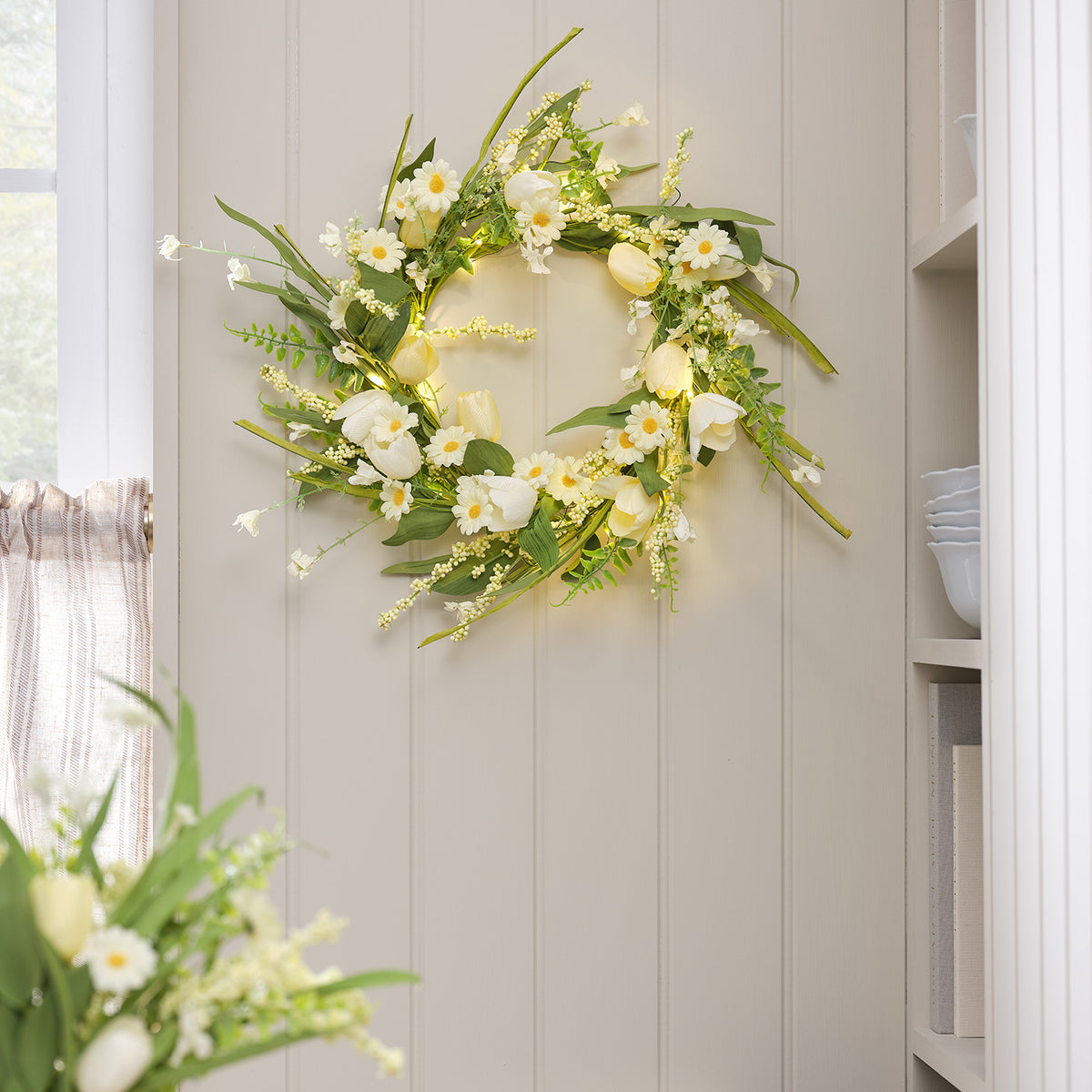 45cm LED‑Frühlingskranz mit Tulpen & Gänseblümchen in Gelb