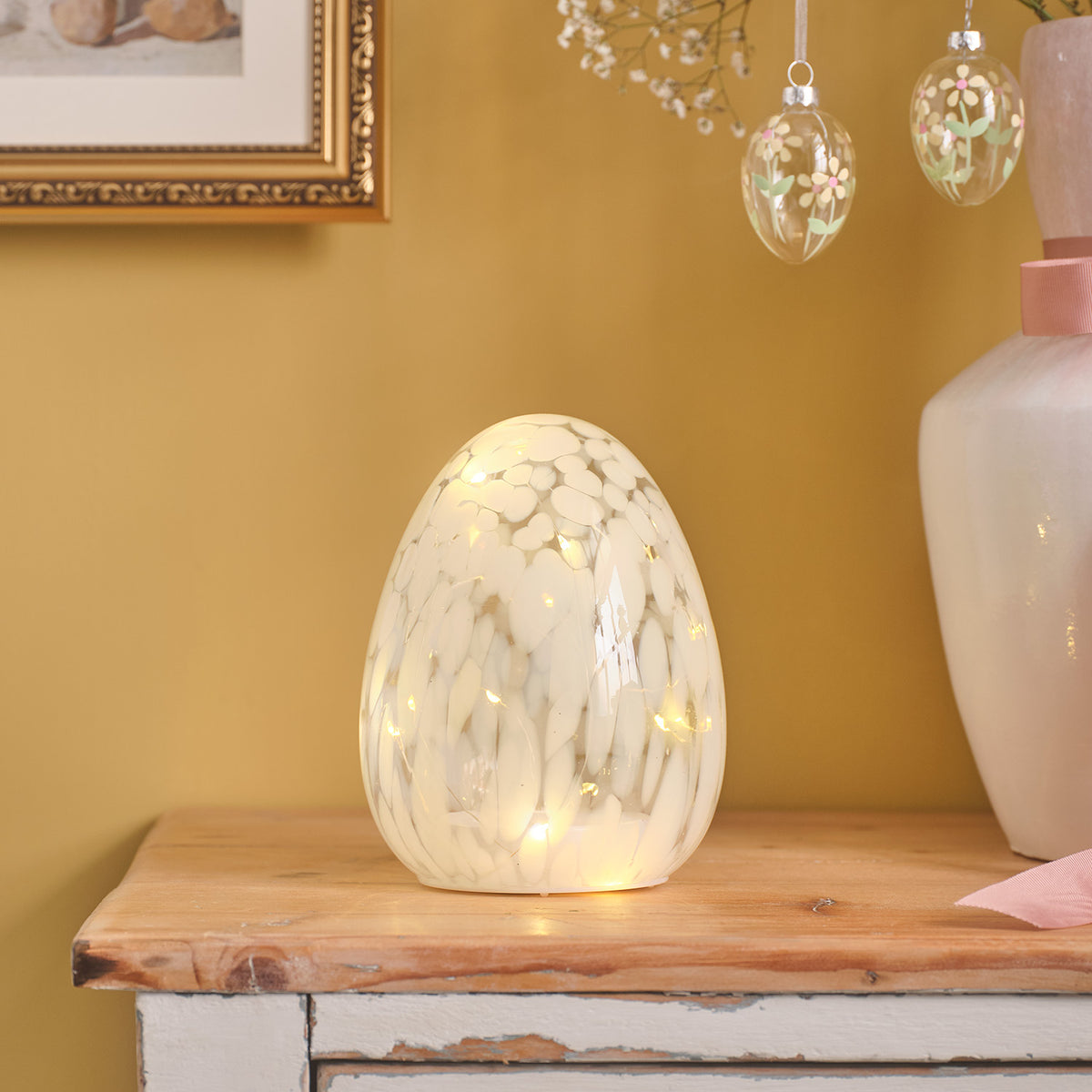 Weißes LED-Osterei aus Glas mit Konfettieffekt & Timer
