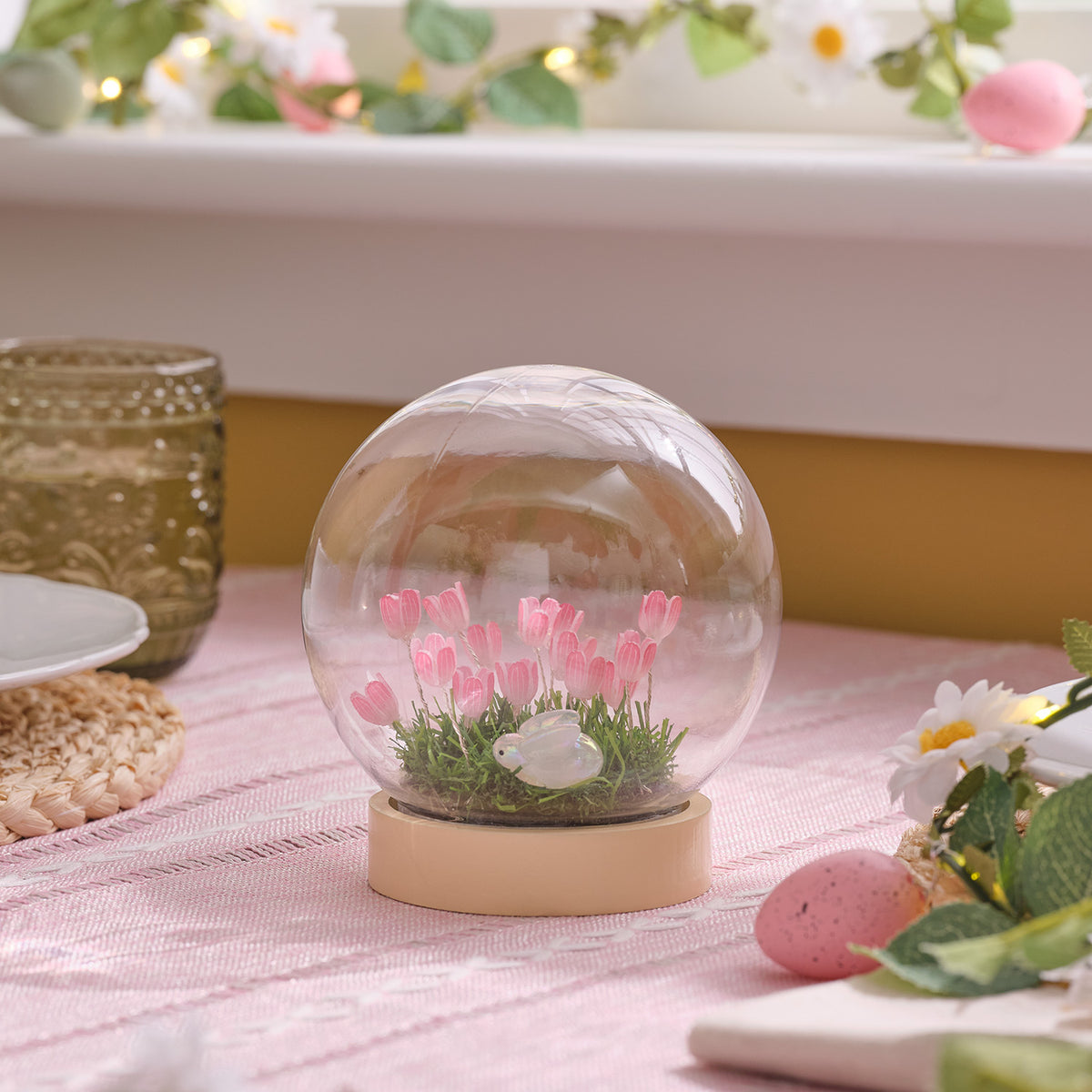 Batteriebetriebene LED-Osterkugel mit Hase & rosa Blumen