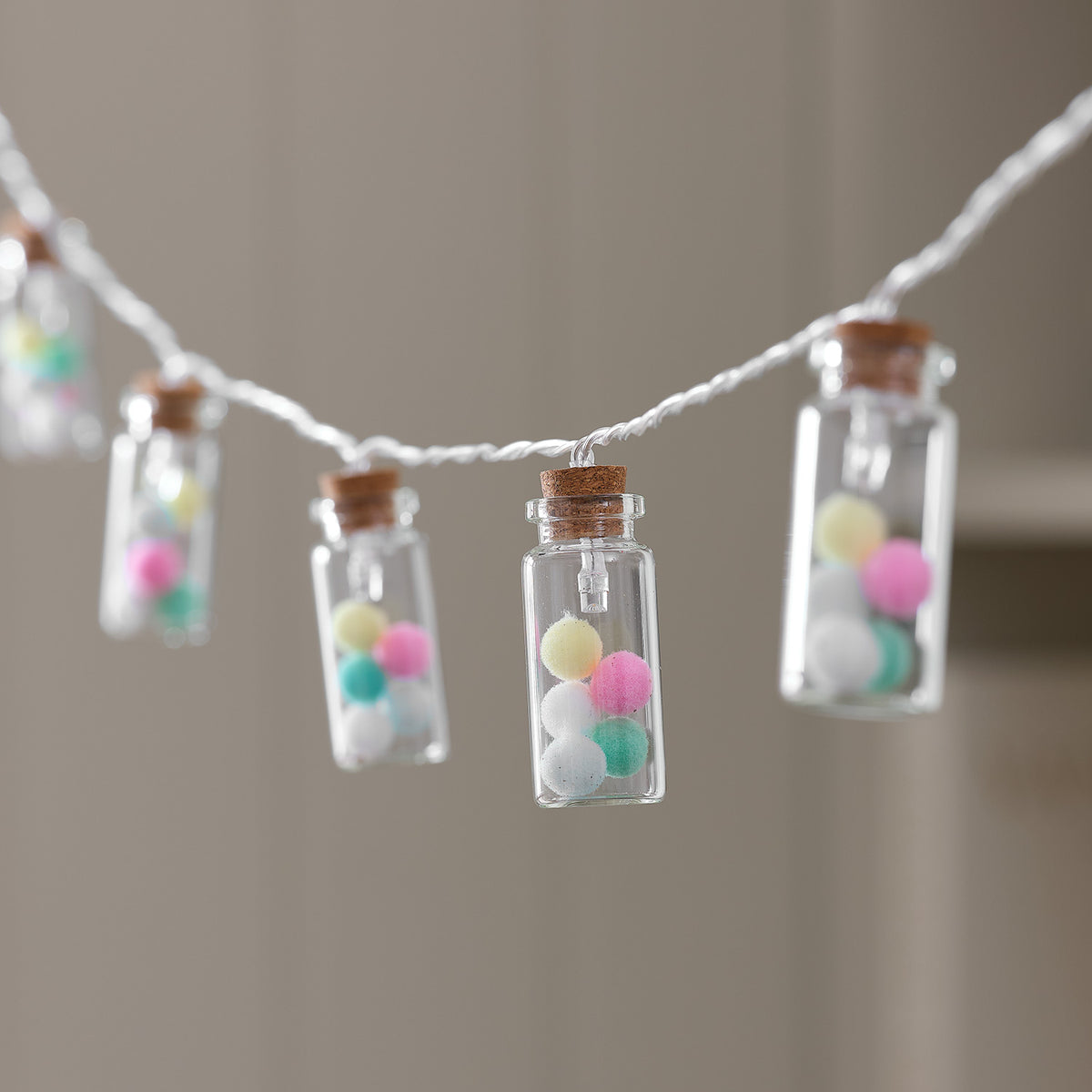 10er LED-Lichterkette mit Glasfläschchen & Pastell-Pompoms warmweiß/pastellbunt