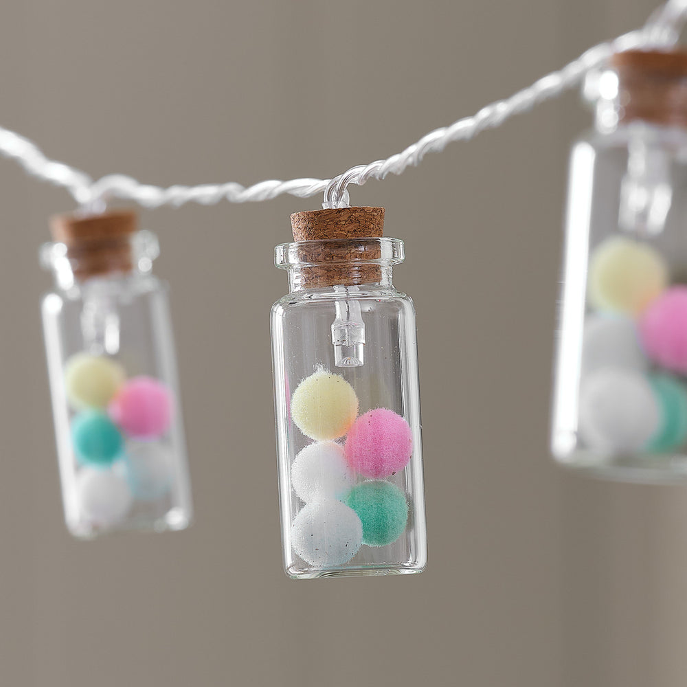 10er LED-Lichterkette mit Glasfläschchen & Pastell-Pompoms warmweiß/pastellbunt
