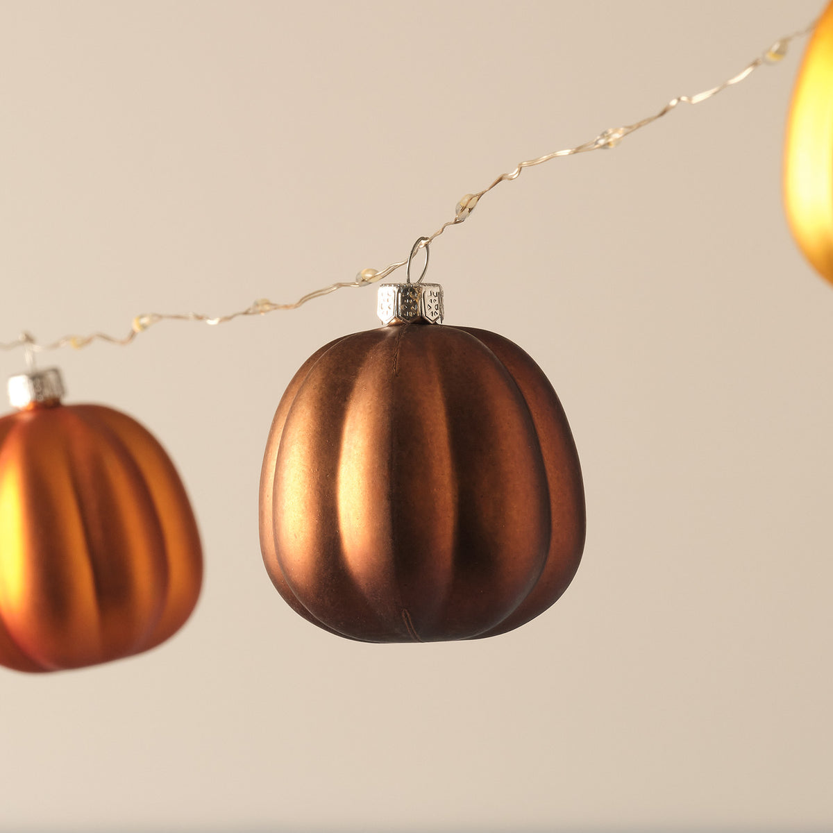 9er Metallik Kürbis LED-Mikro-Lichterkette mit Timer, Orange, Gelb & Braun Nahaufnahme 