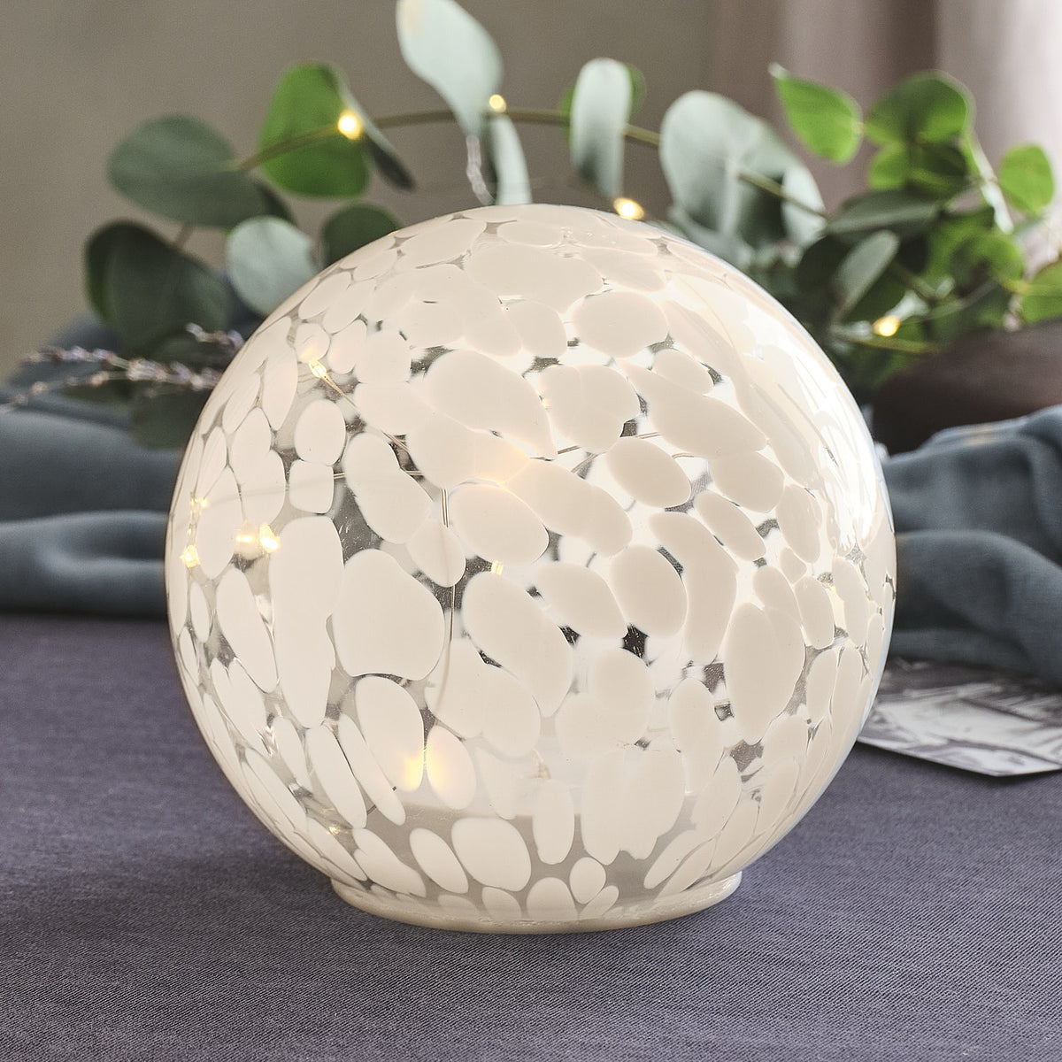 15 cm große LED-Glaskugel mit Timer aus Konfetti-Glas beleuchtet