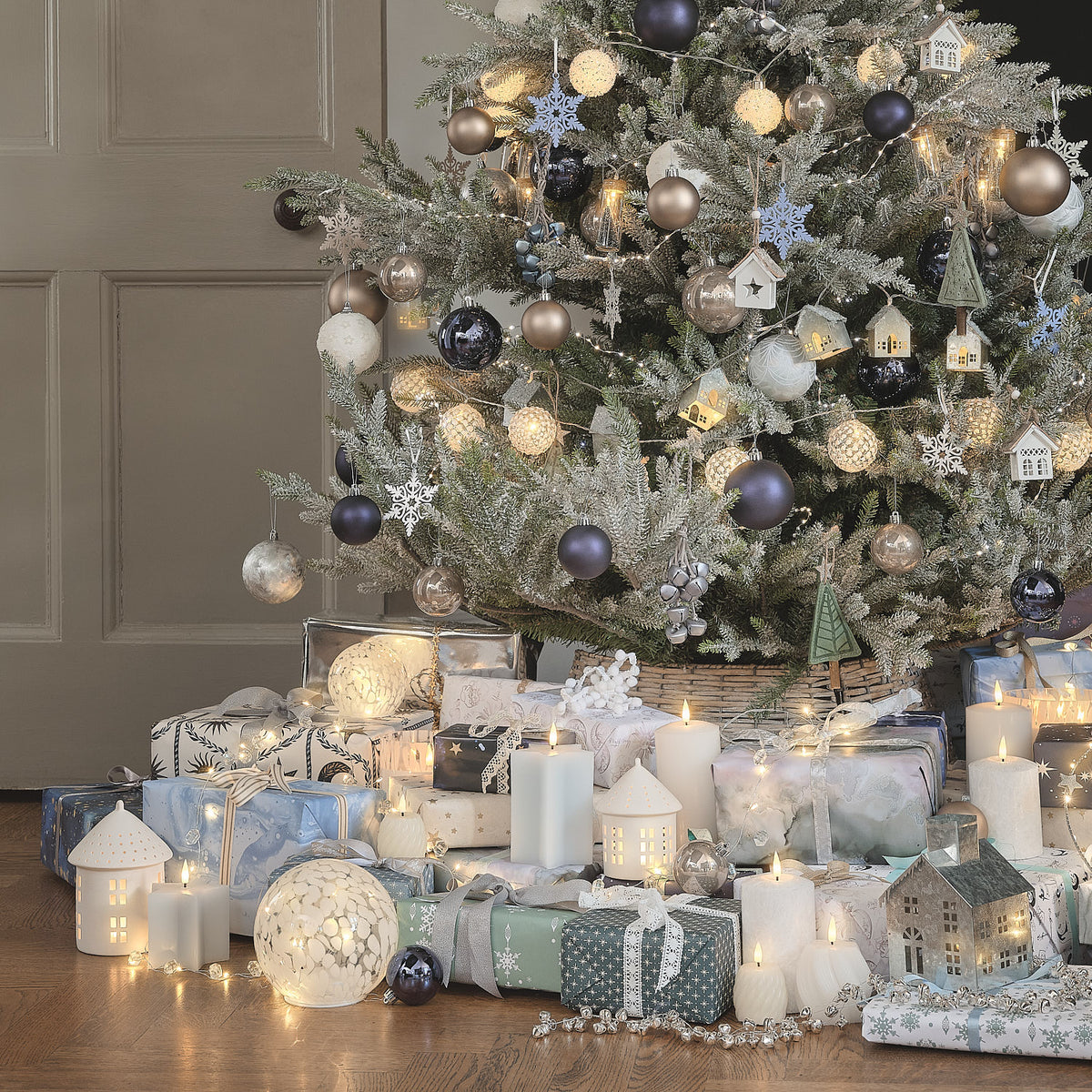 2er-Set LED-Porzellanhäuser in Weiß mit Timer-Funktion unter dem Weihnachtsbaum
