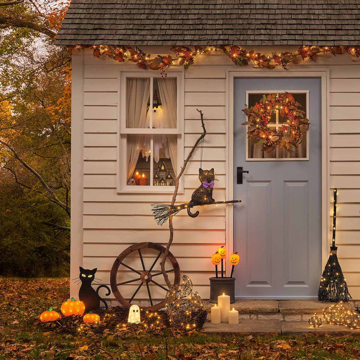 LED-Halloween-Katze Caleb mit Gartenstecker für den Außenbereich dekoriert vor Herbsthaus