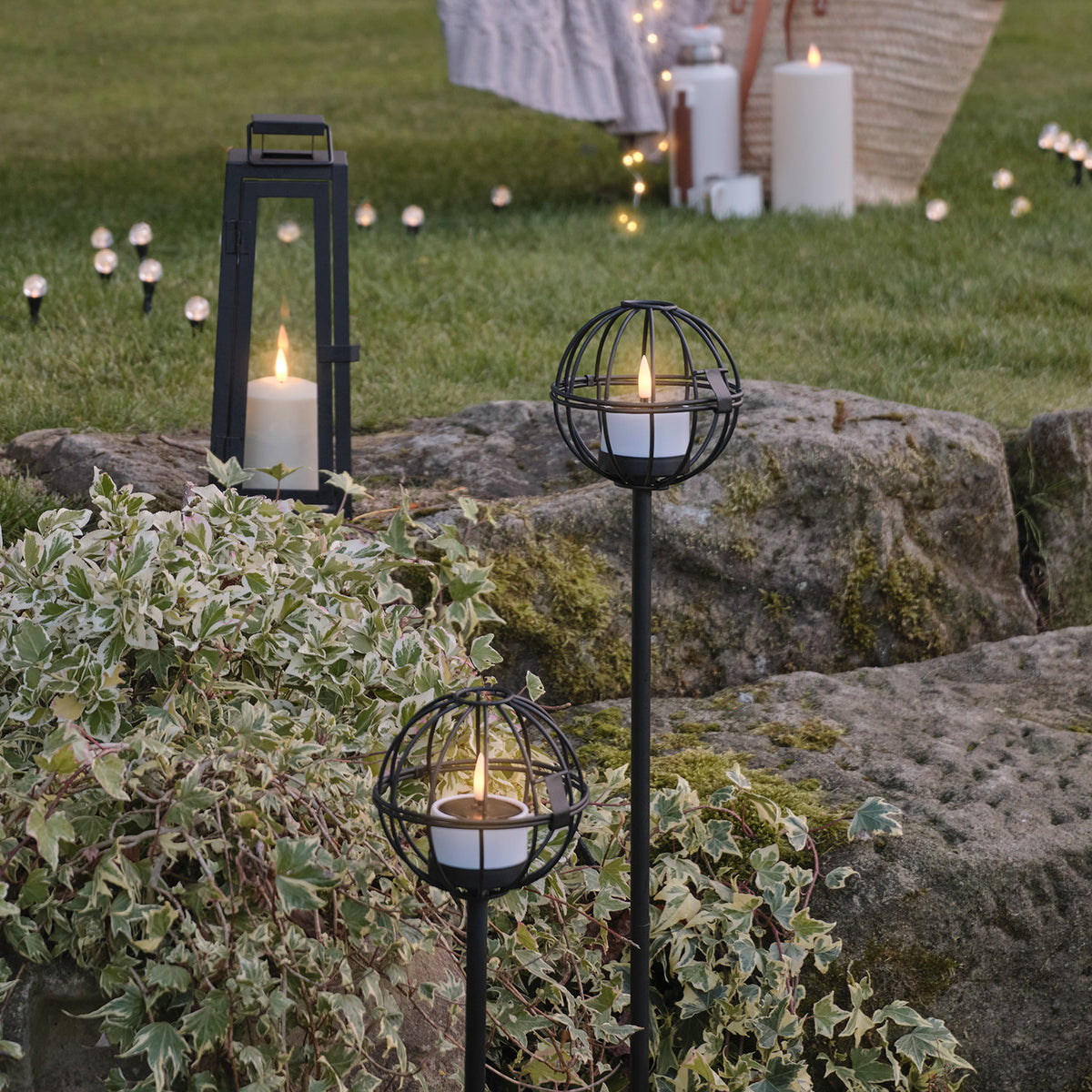 2er Set Outdoor TruGlow® Solar-Teelichter mit Erdspieß bei Gartenparty