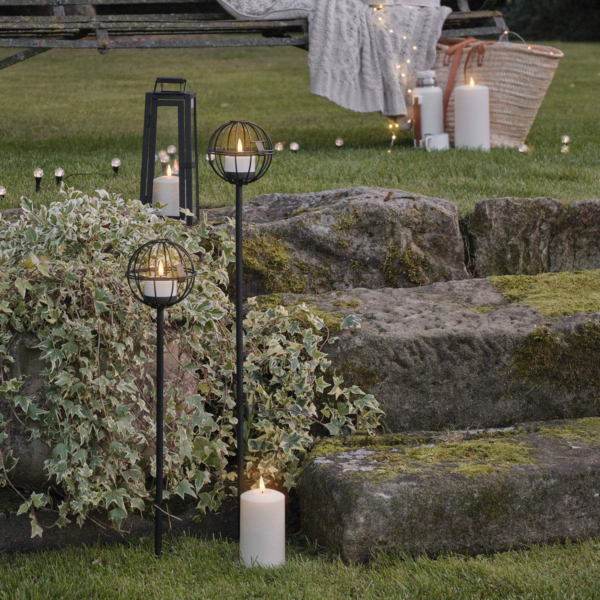 4er Set Outdoor TruGlow® Solar-Teelichter mit Erdspieß bei Gartenparty mit Laternen, Wegleuchten und Lichterketten