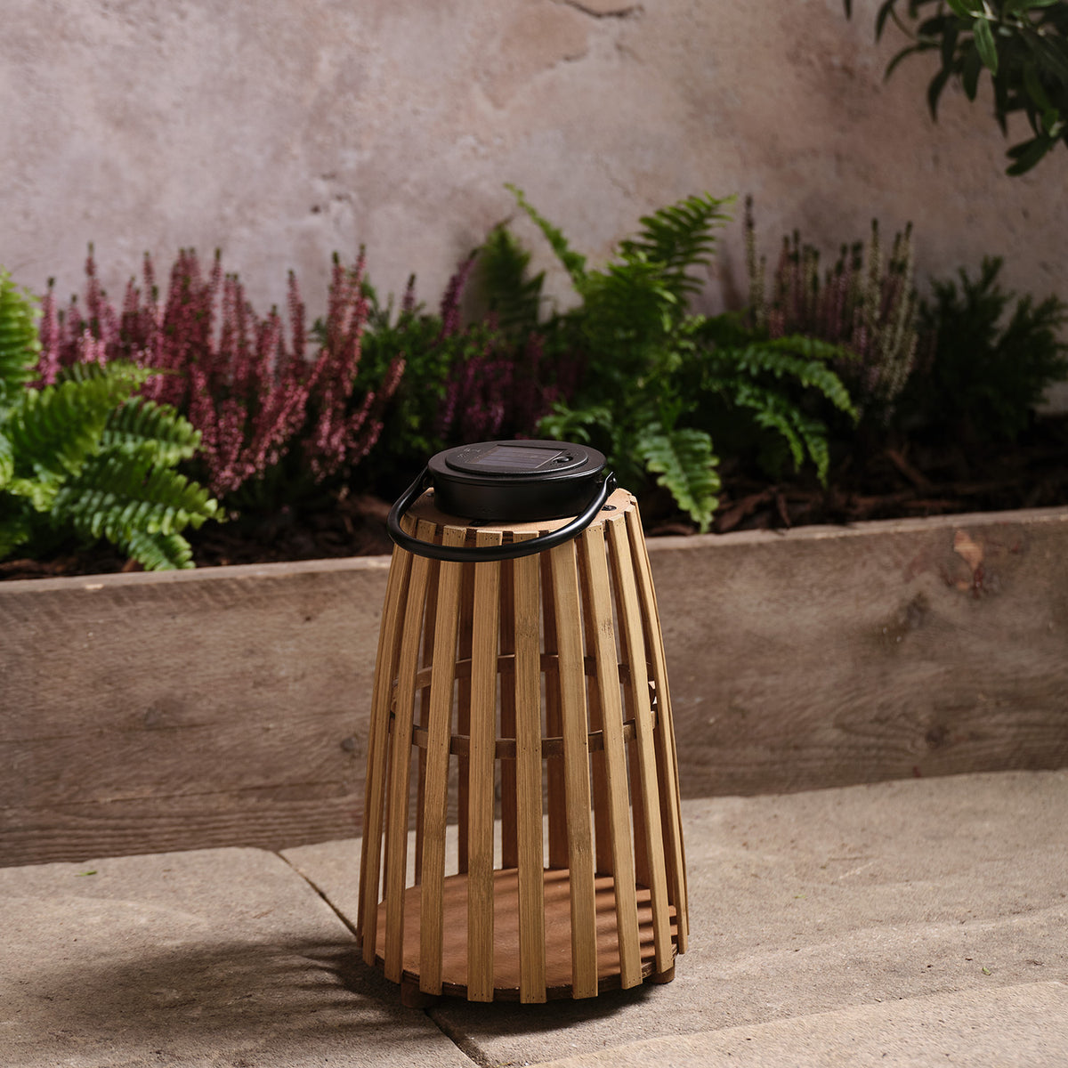 Sol Solar-Laterne aus Bambus 30,5 cm mit warmweißen LEDs