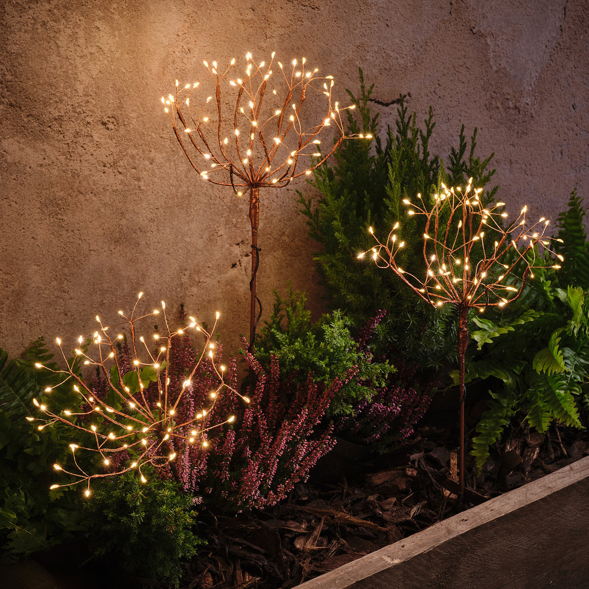 Solar Gartenstecker "Feuerwerk" mit warmweißen LEDs im Trio im Beet