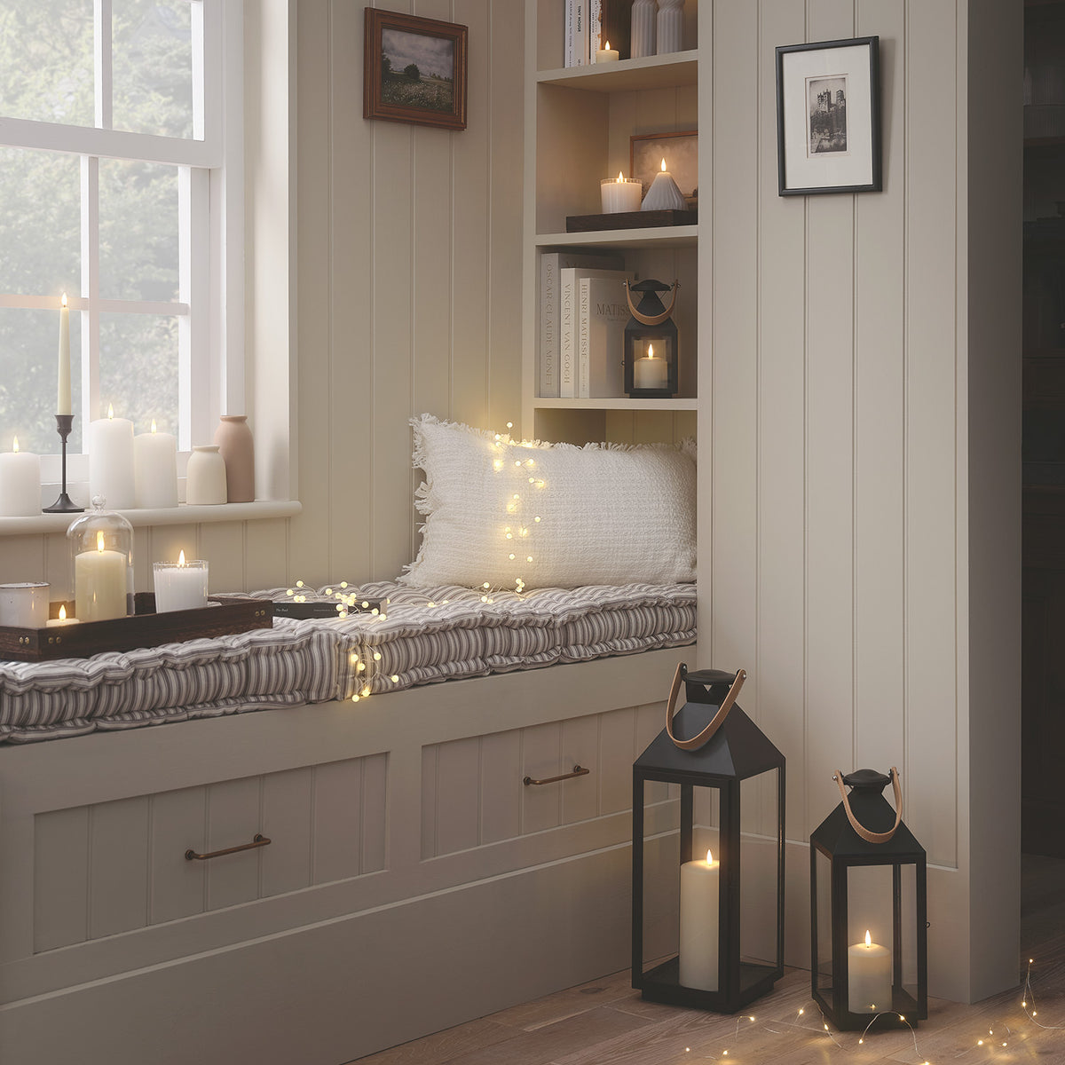 Schwarze "Brixham" TruGlow® LED-Laterne mit Ledergriff in eine gemütlichen Umgebung