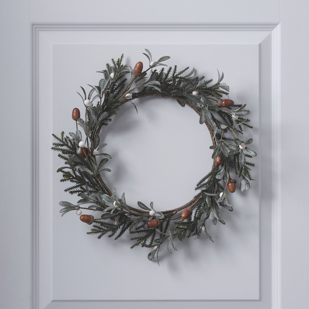40cm Weihnachtskranz Eicheln und weiße Beeren