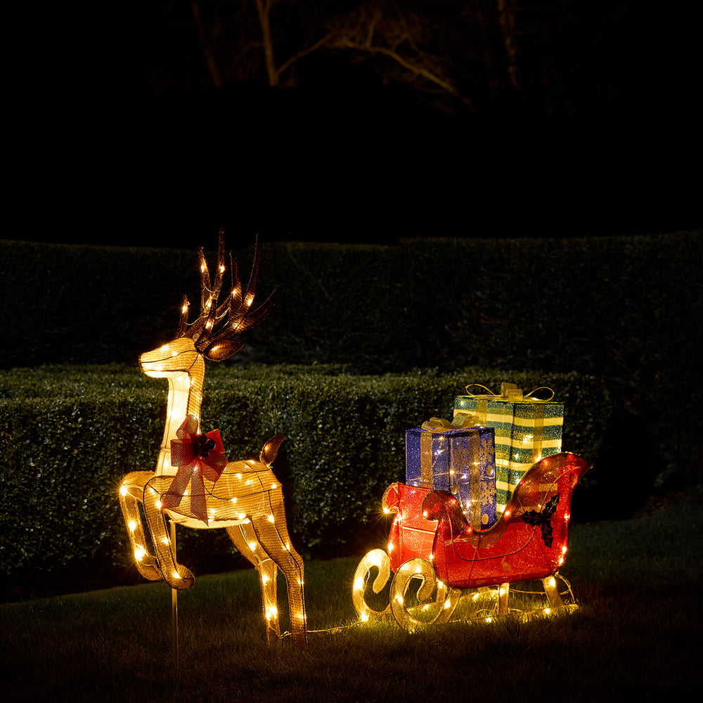 Farbiges LED-Rentier mit Schlitten voller Geschenke