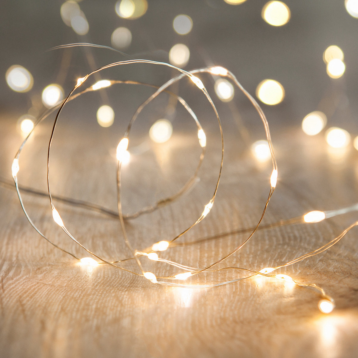 Micro Lichterkette Nahaufnahme auf Holztisch.