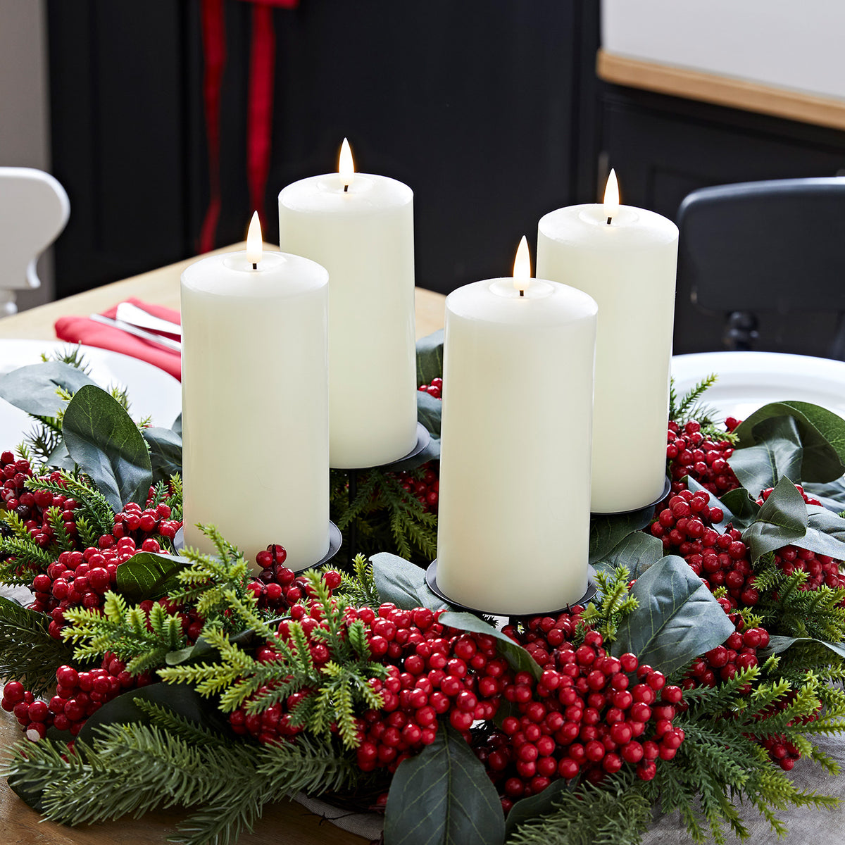 Kerzenständer Tischdeko mit 4 elfenbeinfarbenen TruGlow® LED Stumpenkerzen Echtwachs