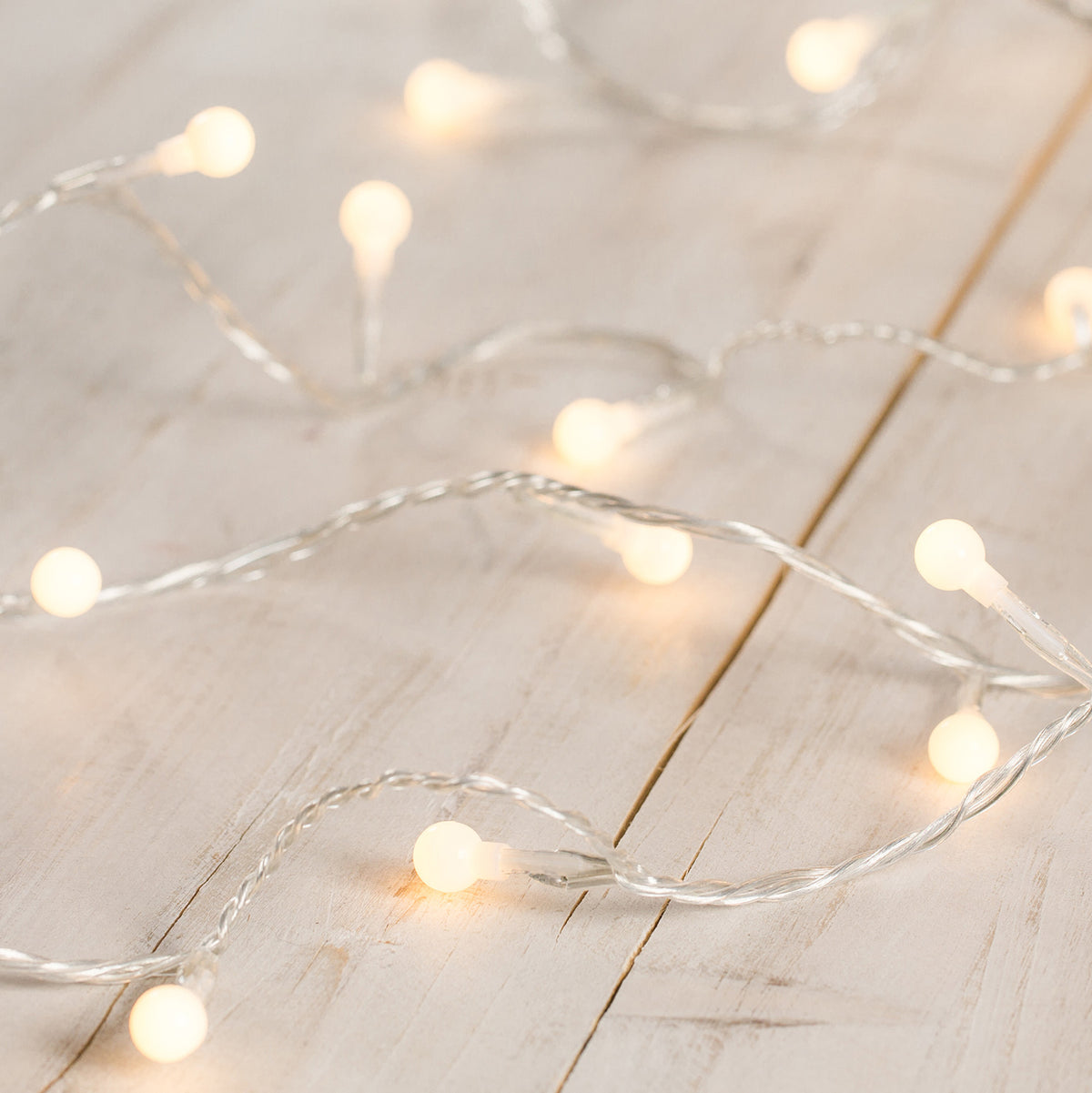 Kleine runde Lichterkette in Weiß.
